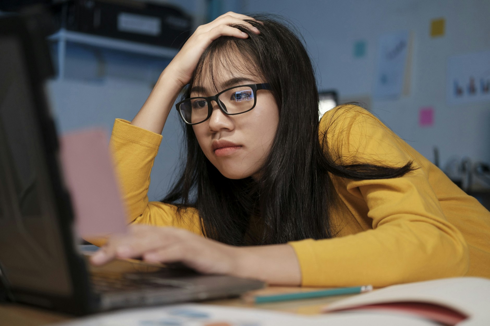 Symbolbild: Dauerstress, wenig Schlaf und Bildschirmarbeit prägen den Alltag vieler junger Erwachsener.