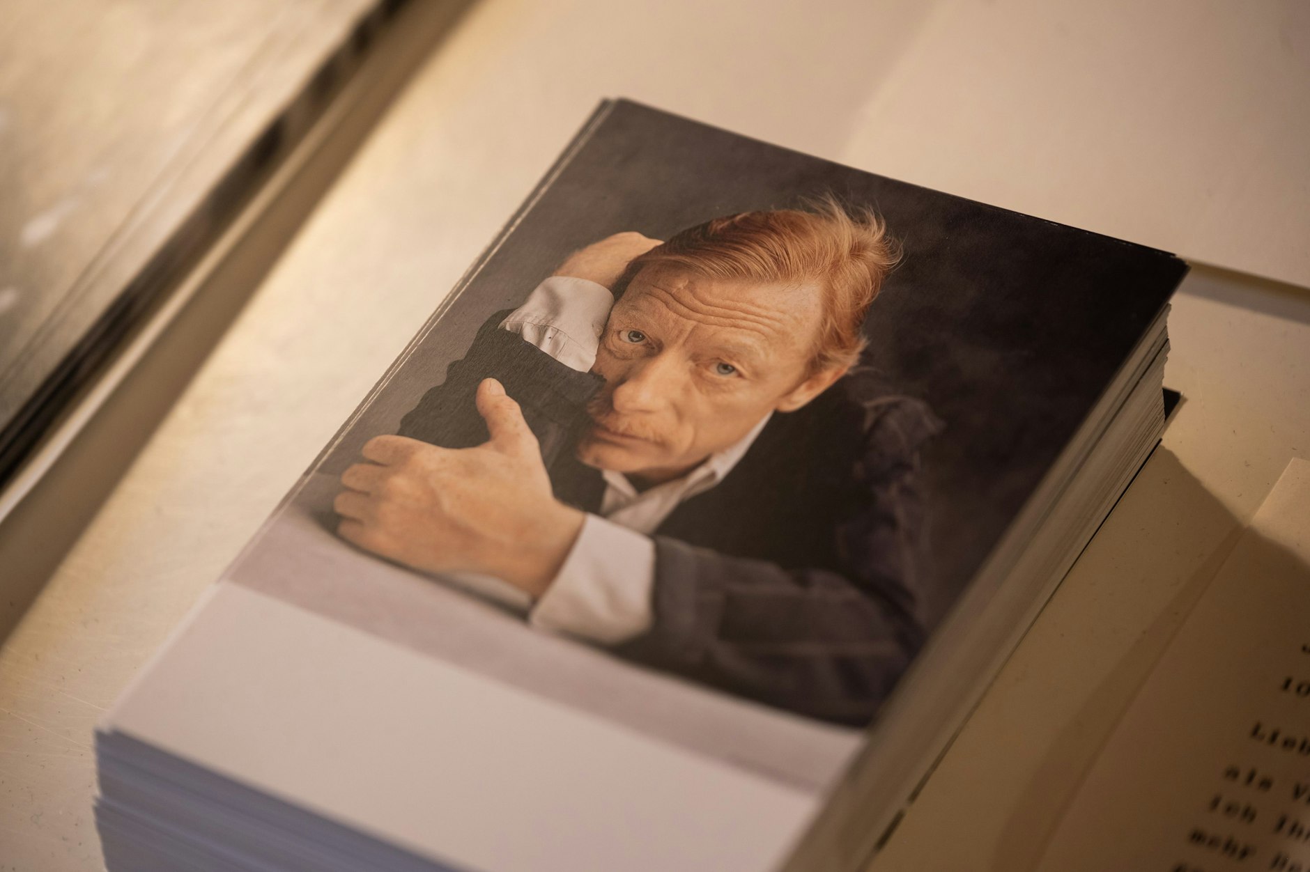 Autogrammkarten des berühmten Schauspielers. Diese sind für 5 Euro erhältlich.