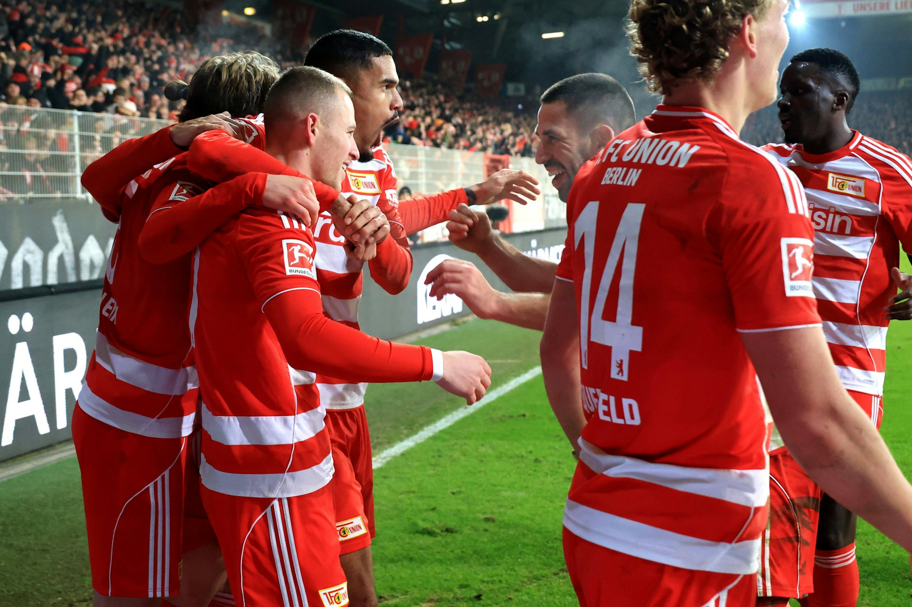 Im Kreis feiern die Spieler des 1. FC Union den Torschützen Tim Skarke (vorn).