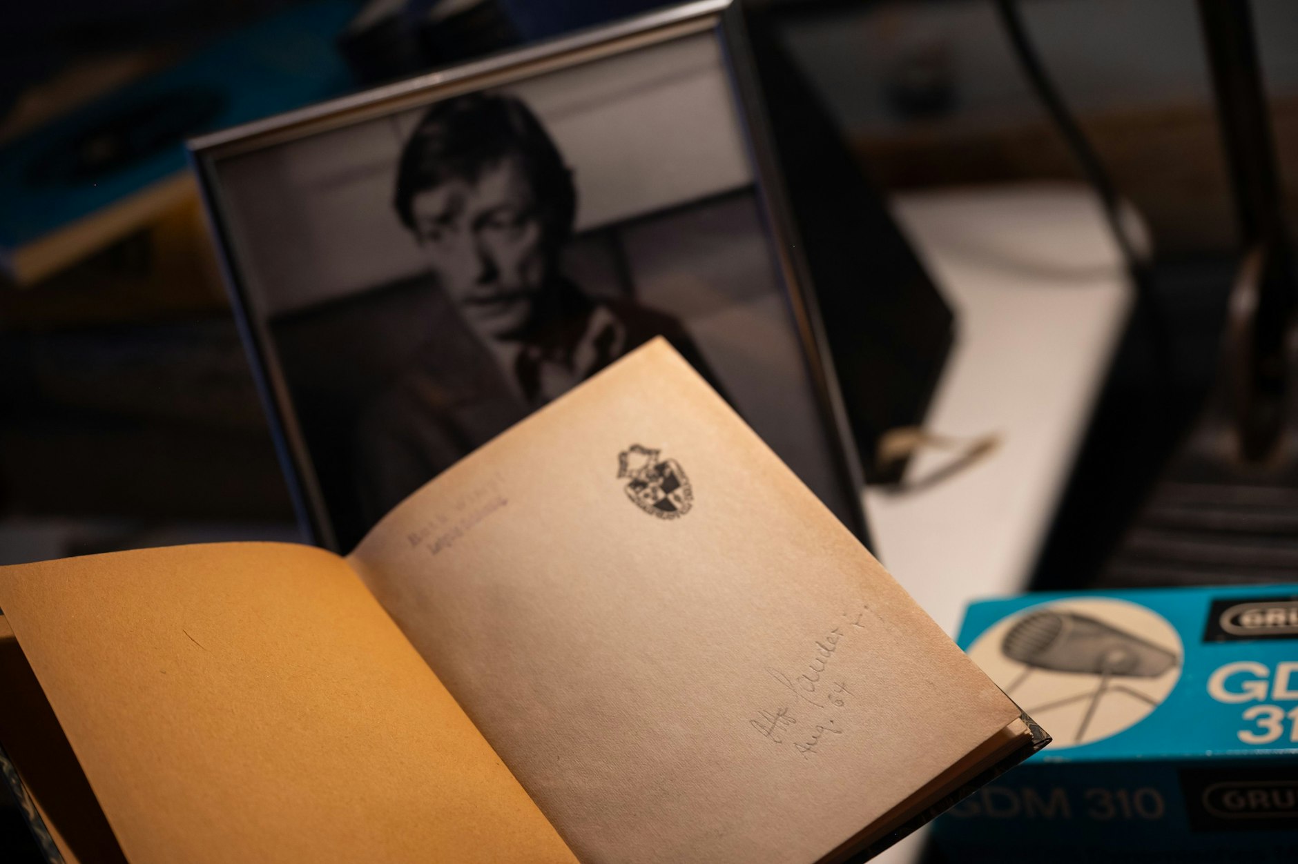 Dieses Buch hat Otto Sander unterschrieben. Es ist im Atelier in der Muskauer Straße zu haben.