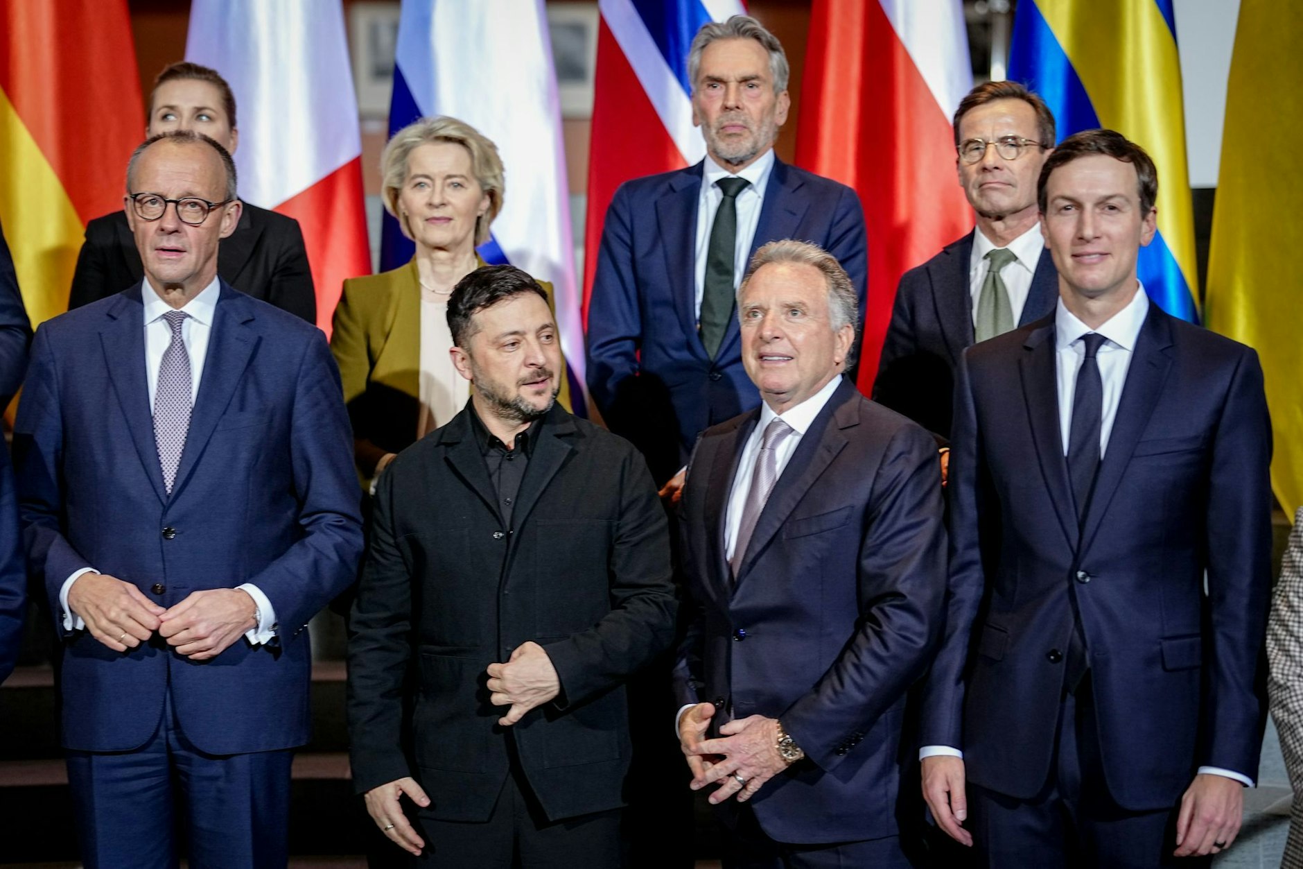 Gruppenfoto zu Beginn des Ukraine-Gipfels im Bundeskanzleramt (vorne v.l.n.r.): Bundeskanzler Friedrich Merz, Wolodymyr Selenskyj, Präsident der Ukraine, Steve Witkoff, US-Sondergesandter, und Jared Kushner, Schwiegersohn des US-Präsidenten