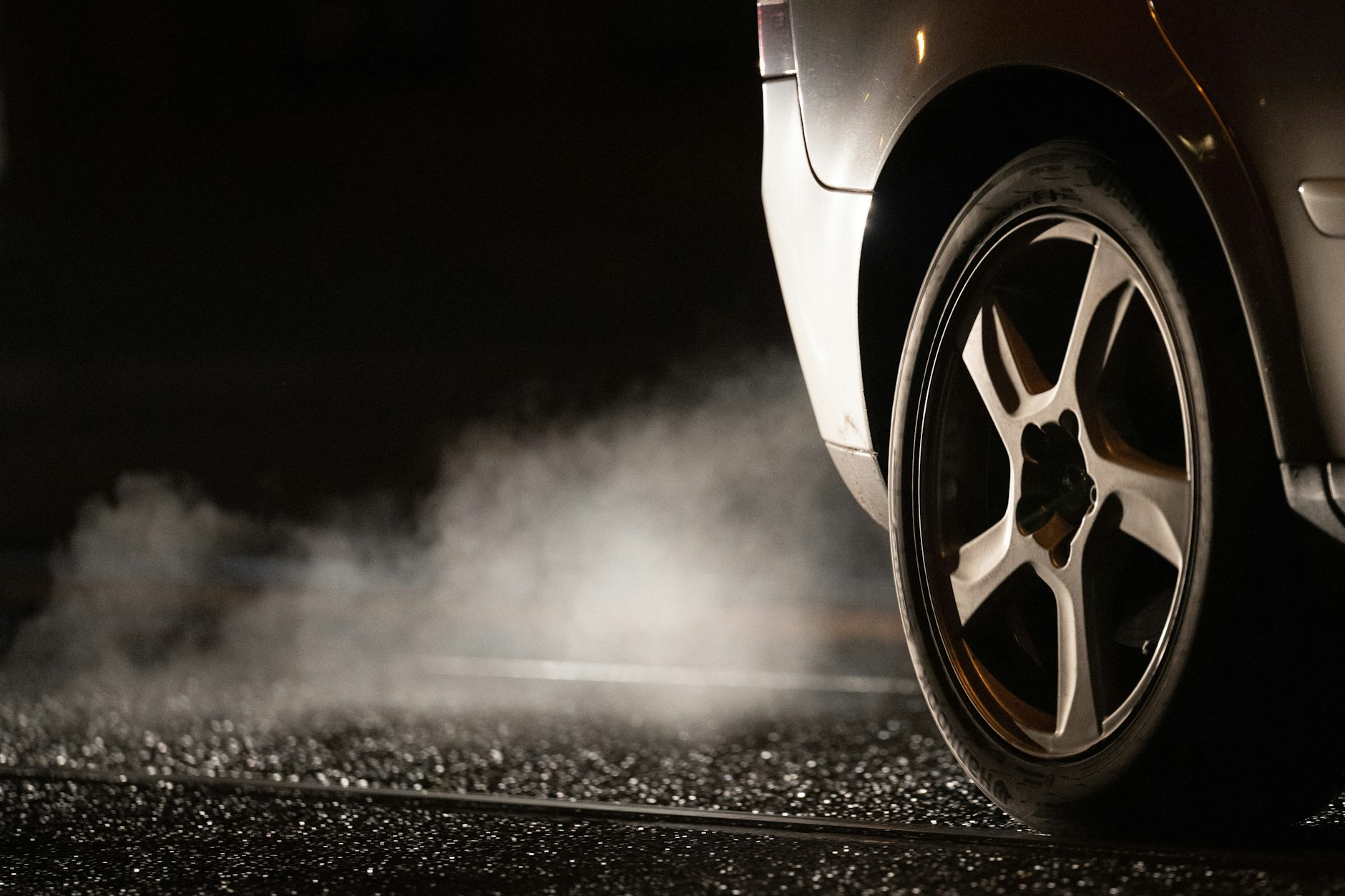 Abgase kommen aus dem Auspuff eines Autos. 