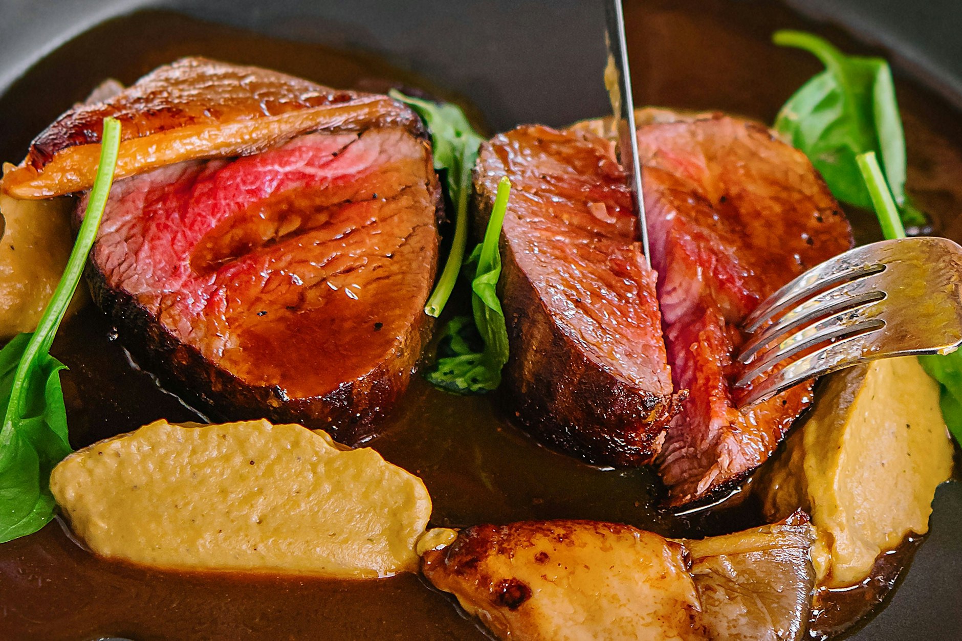 Weihnachtsente muss einen Rotwein neben sich haben