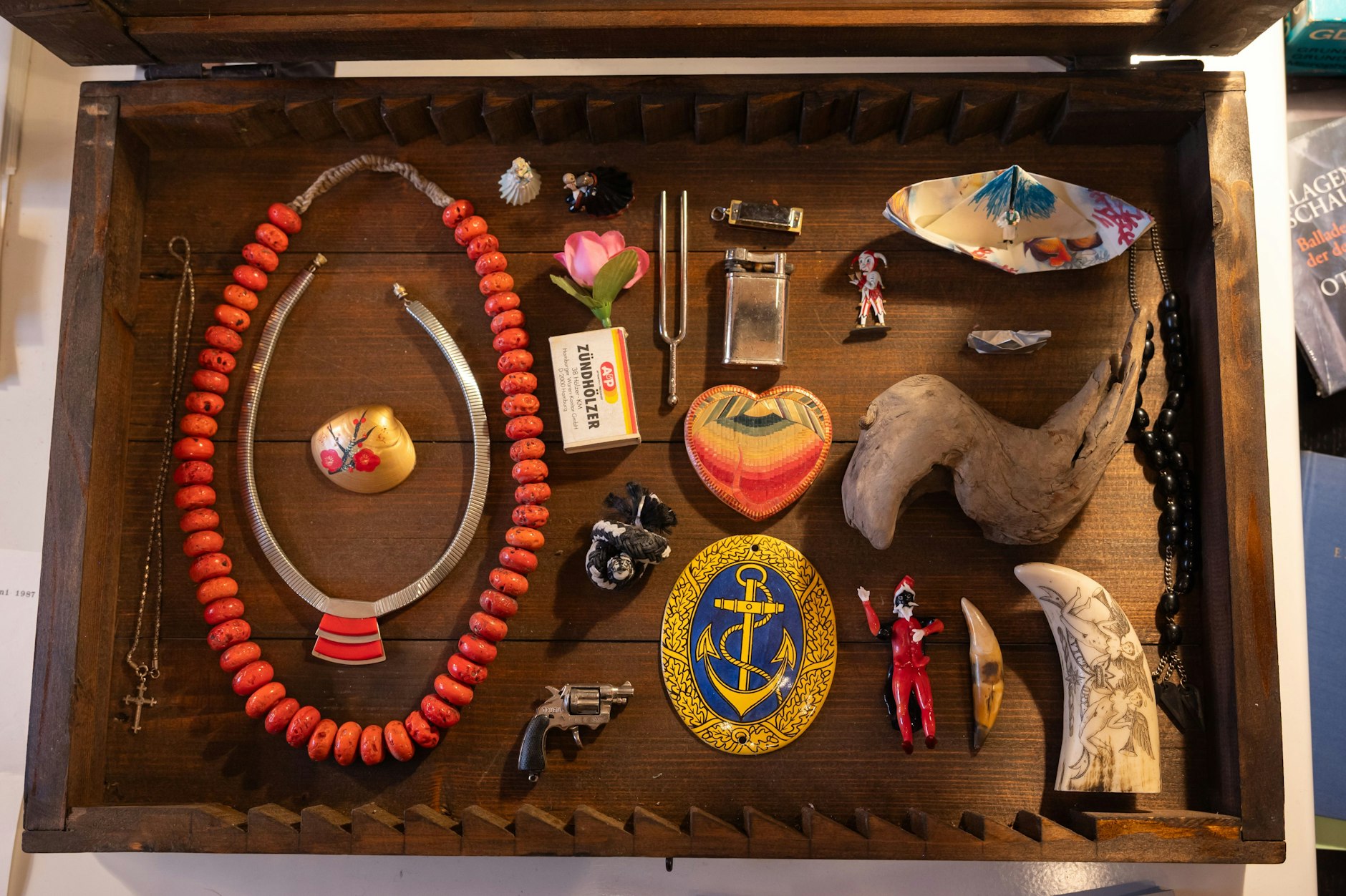 In einer großen Box befinden sich Ketten und Schmuckstücke von Otto Sander und seiner Frau Monika Hansen.