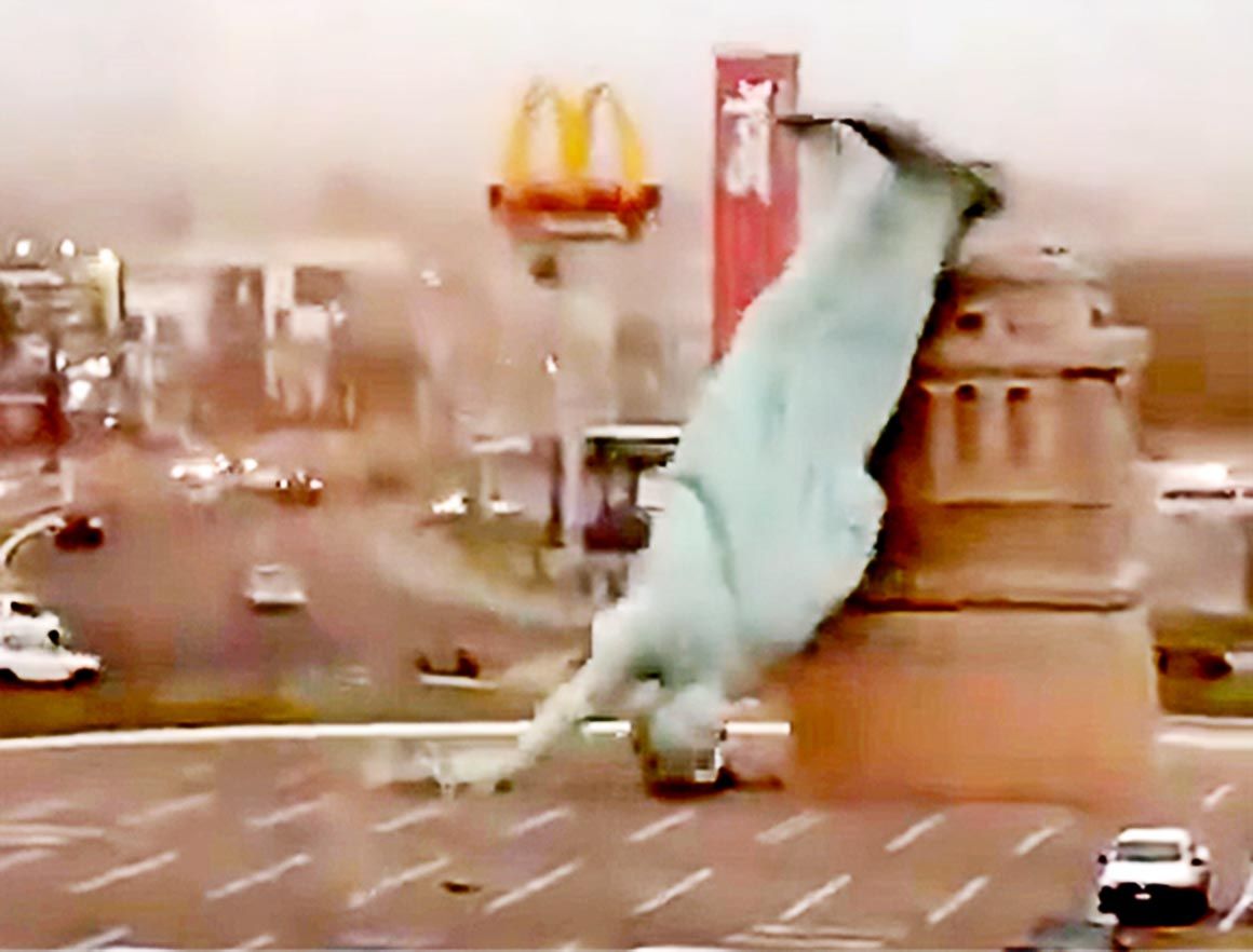 Wind bläst Freiheitsstatue weg