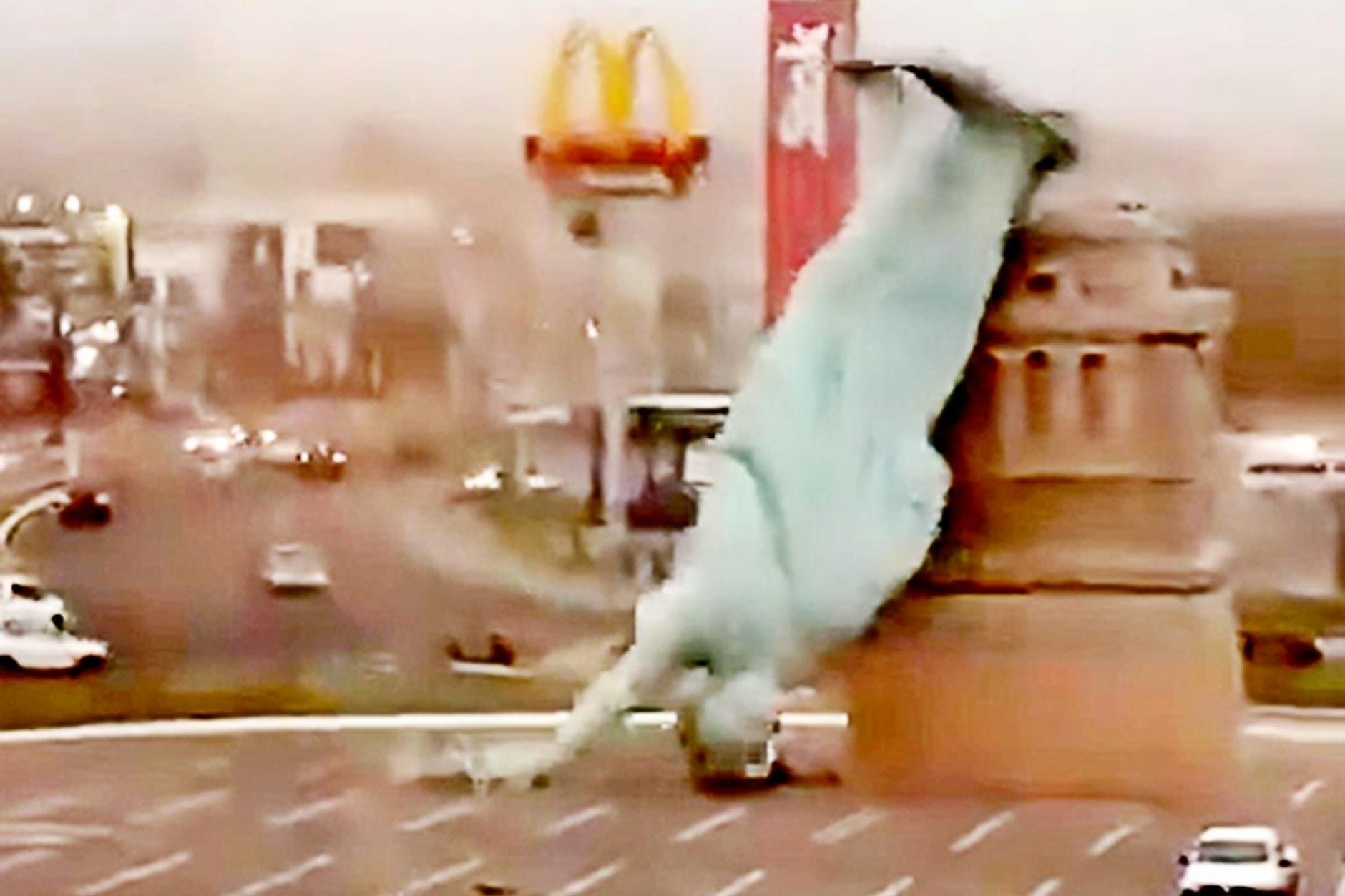 Heftige Sturmböen bringen eine riesige Freiheitsstatue der Kaufhauskette Havan in Brasilien zu Fall.