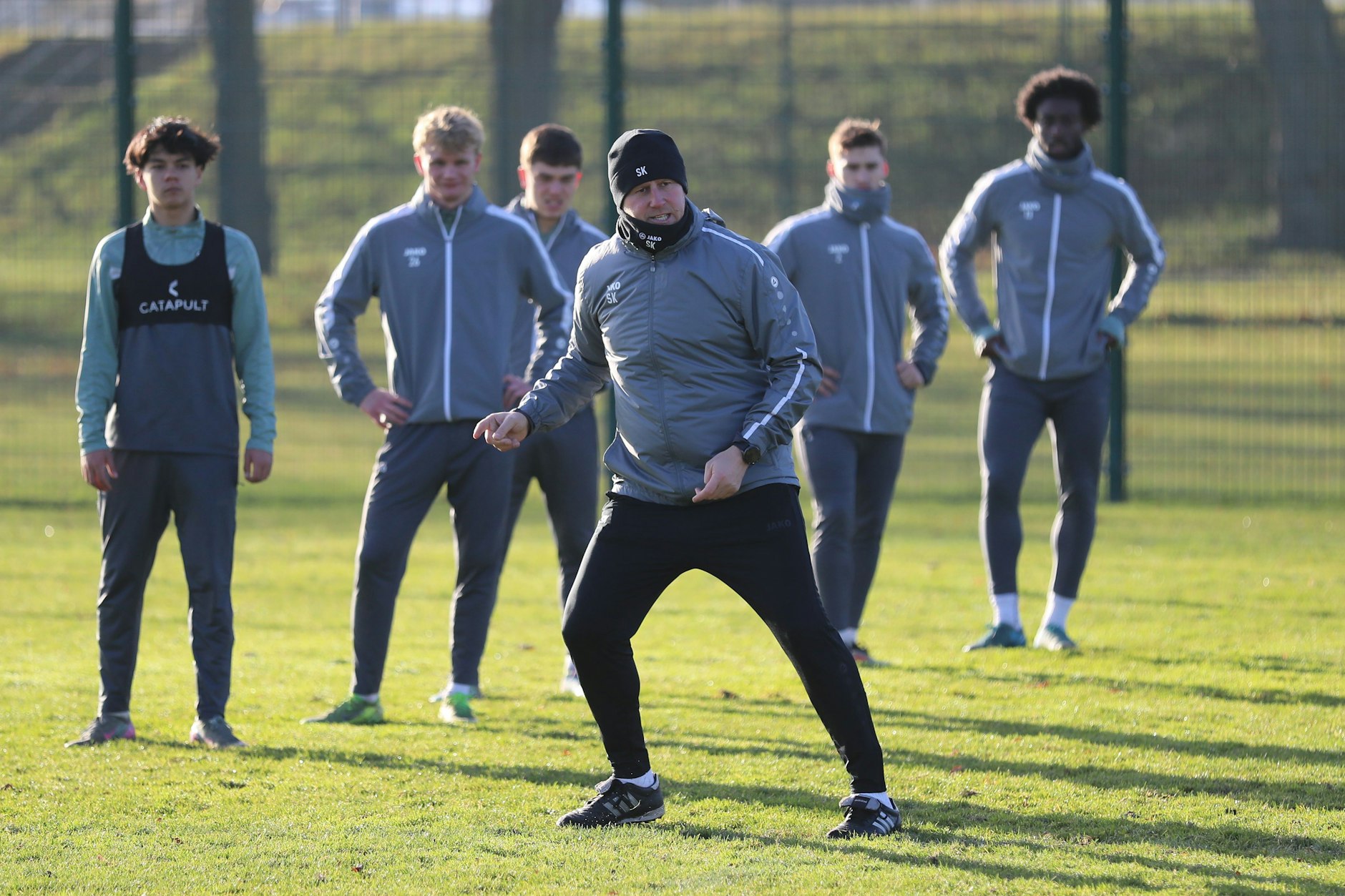 BFC-Neu-Trainer Sven Körner macht die Übung vor.