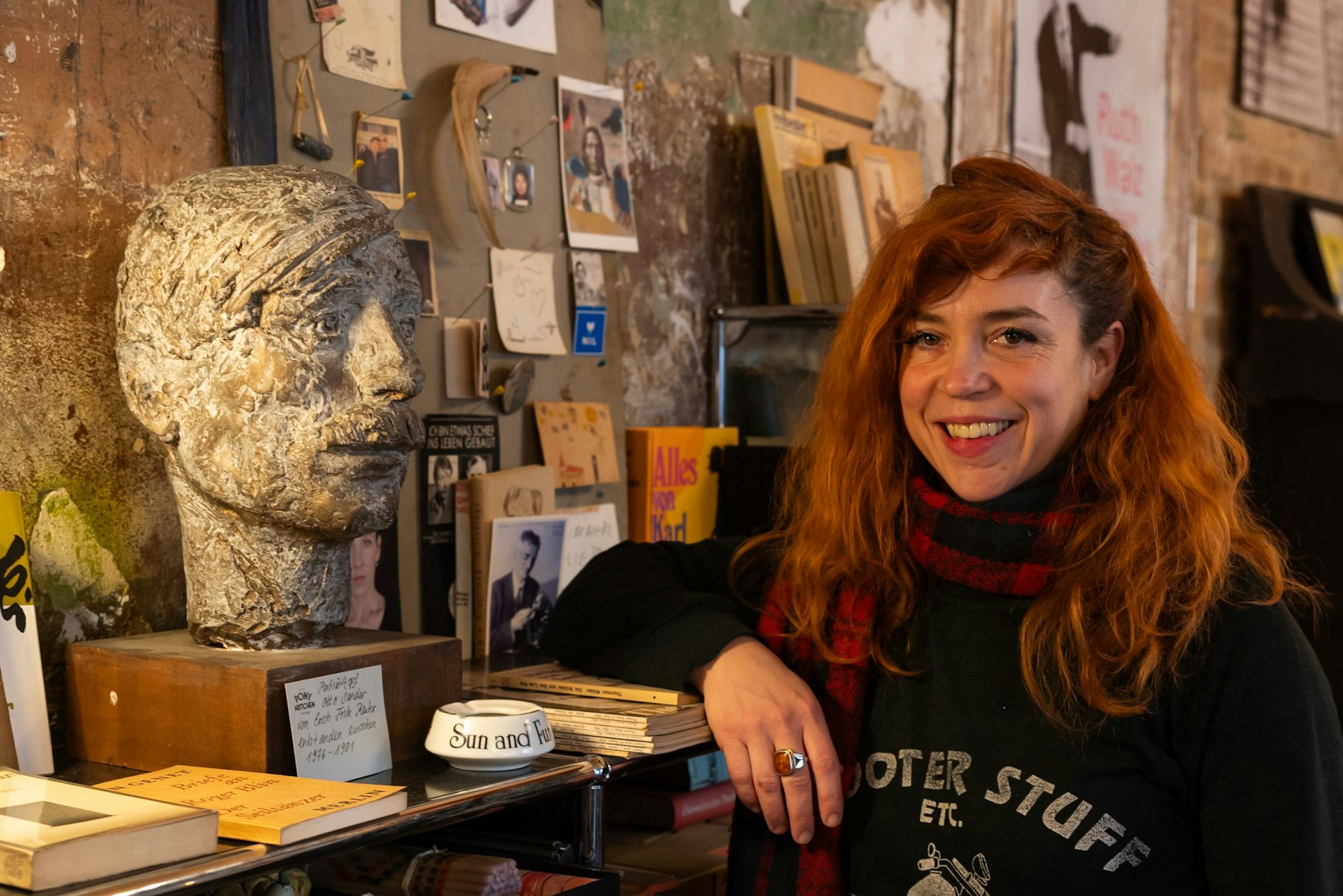 Lilli Nielsen verkauft in ihrem Atelier in der Muskauer Straße in Berlin Kreuzberg den Nachlass von Otto Sander.