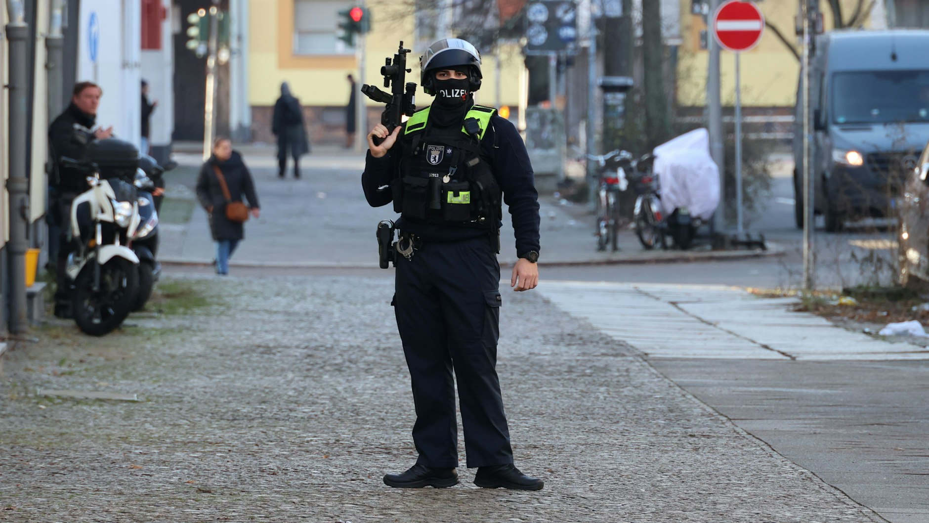 Schwer bewaffnete Polizisten stehen in der Pankstraße und lassen keinen durch.