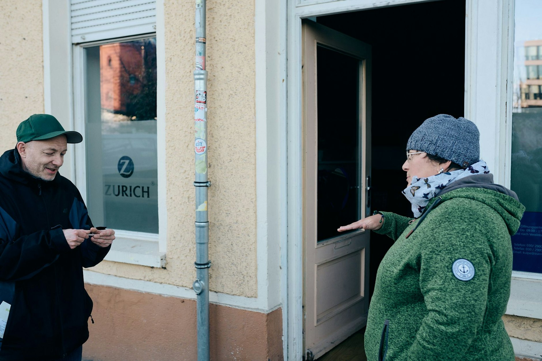 Sandra-Charlotte Klatt (r.) und Hendrik Goyer diskutieren vor dem Wohnhaus in der Hausburgstraße.