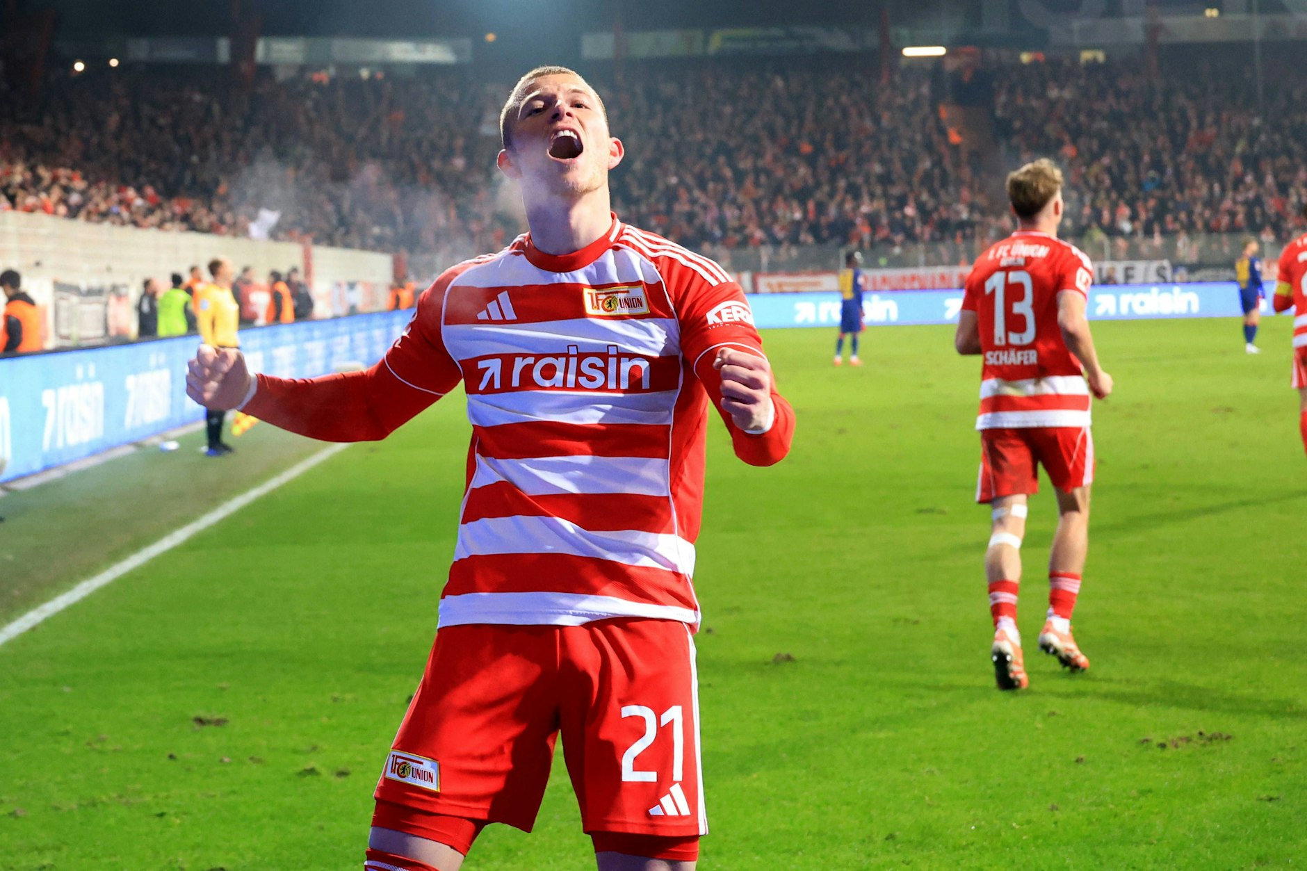 Tim Skarke lasst nach seinem 3:1 gegen Leipzig alle Emotionen über sein erste Bundesligator raus.