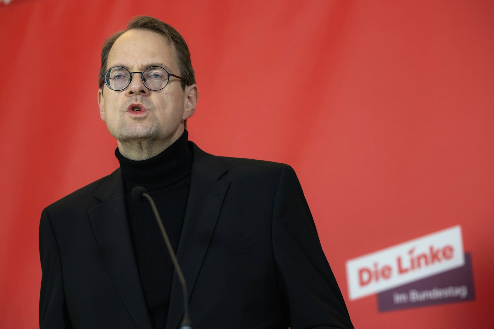 Linke-Fraktionsvorsitzender Sören Pellmann spricht vor Presse und Journalisten auf der Fraktionsebene im Bundestag.