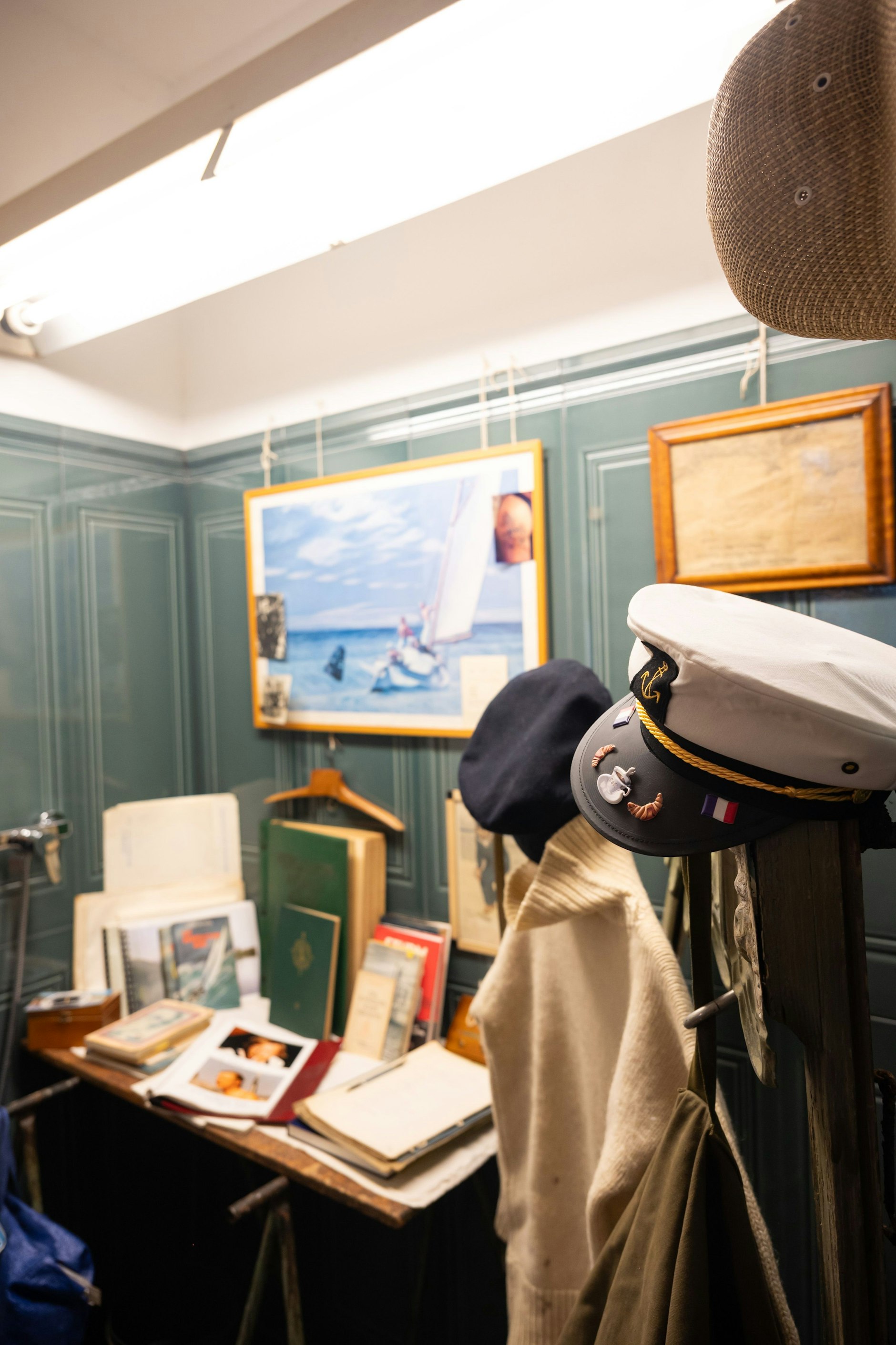 In einem kleinen Raum in dem Atelier gibt es eine separate Ausstellung zur großen Segelleidenschaft von Otto Sander. Ein Teil des Erlöses geht als Spende an die Seenotrettung.