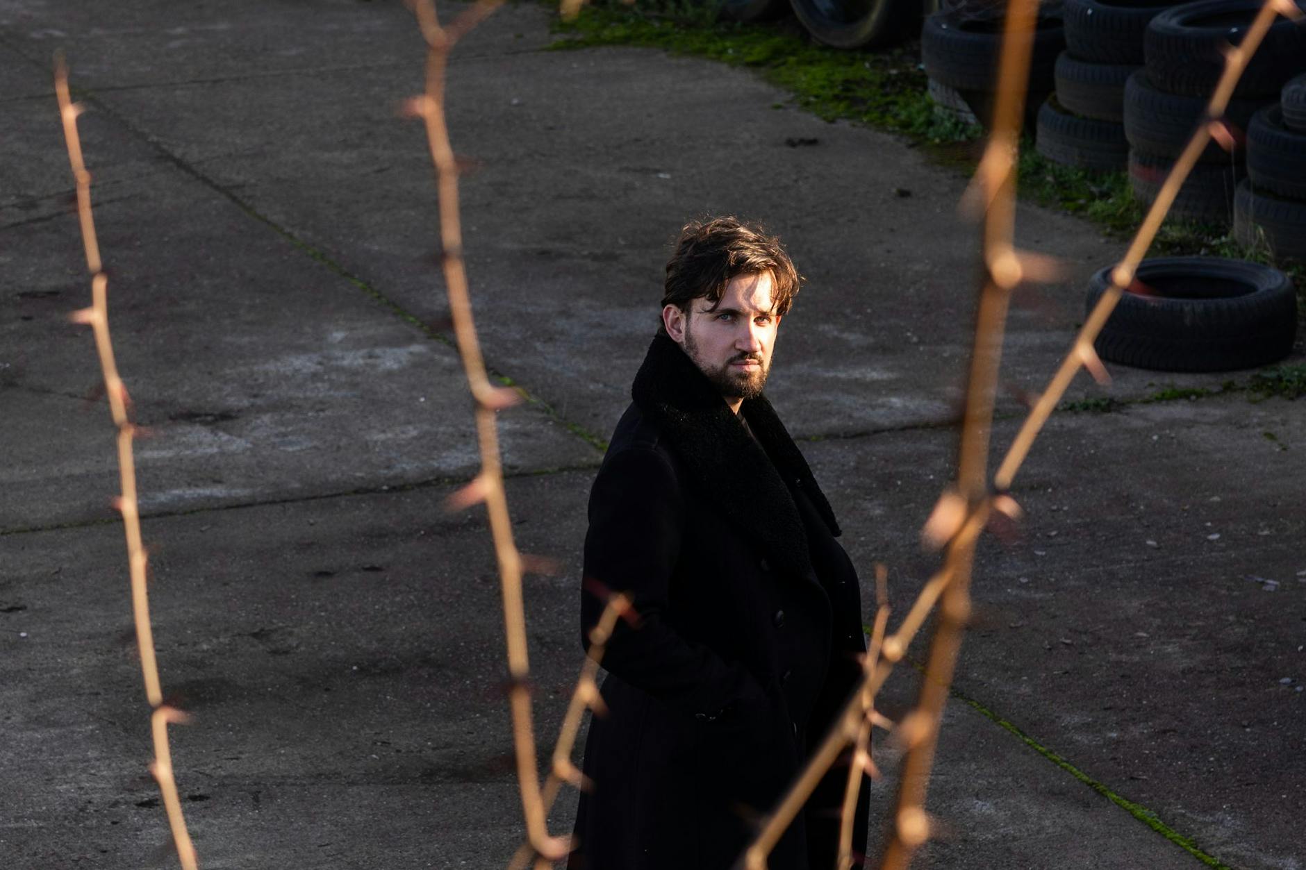 Gabriel Khodzitski steht auf dem zugewachsenen Bauland des „Blue Star“-Rechenzentrums in Lichtenberg.