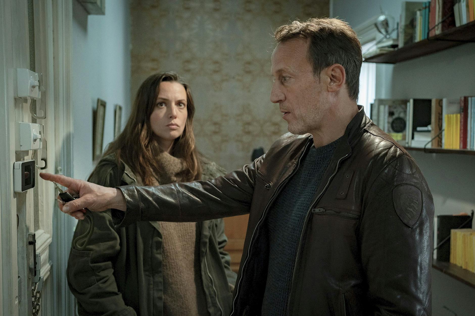 Warum verbarrikadiert sich ein einfacher Autohändler in seiner Wohnung? Die Hamburger Kollegen ermitteln.