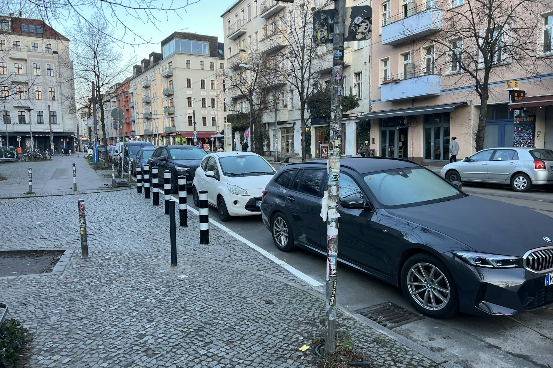 Wo früher die Einfahrt zur Simplonstraße war, stehen jetzt Poller – und Autos.
