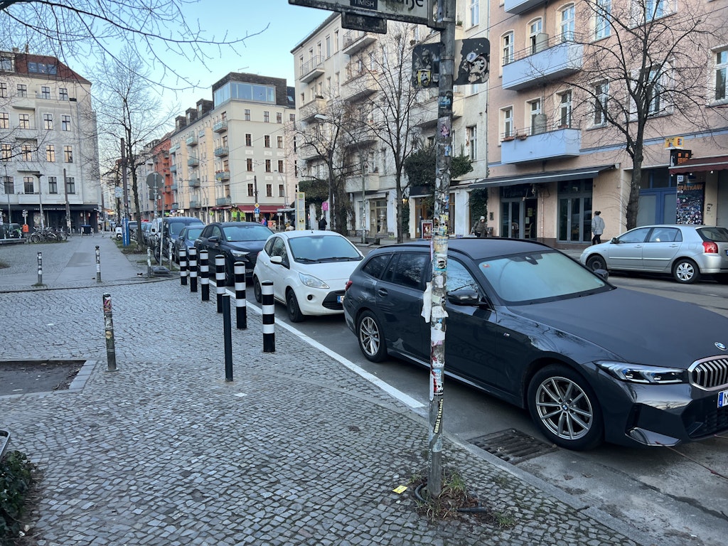 Autofahrer-nutzen-Poller-jetzt-zum-Parken