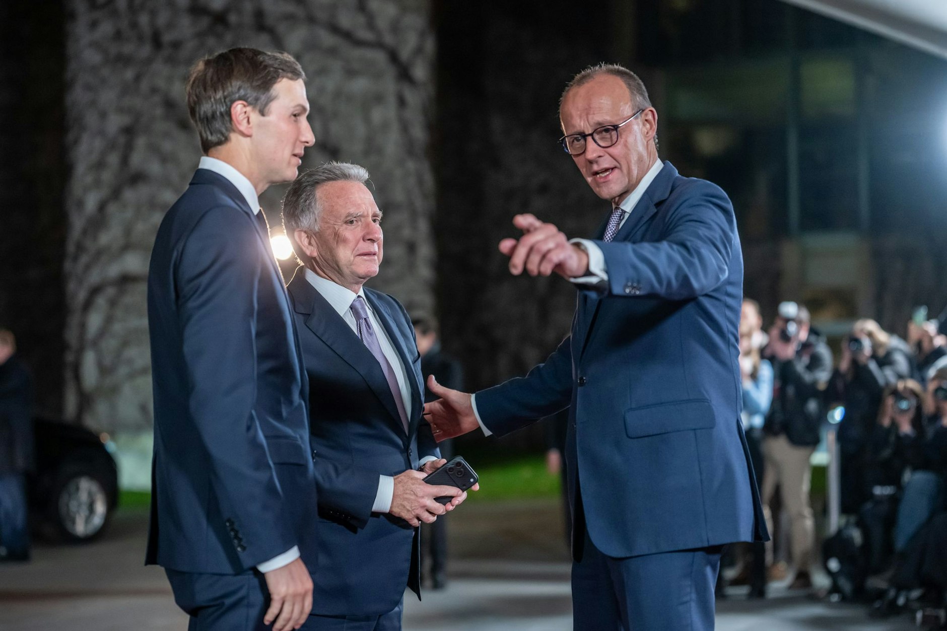 Wo geht es lang? Bundeskanzler Friedrich Merz begrüßt Jared Kushner und Steve Witkoff vor dem Kanzleramt.