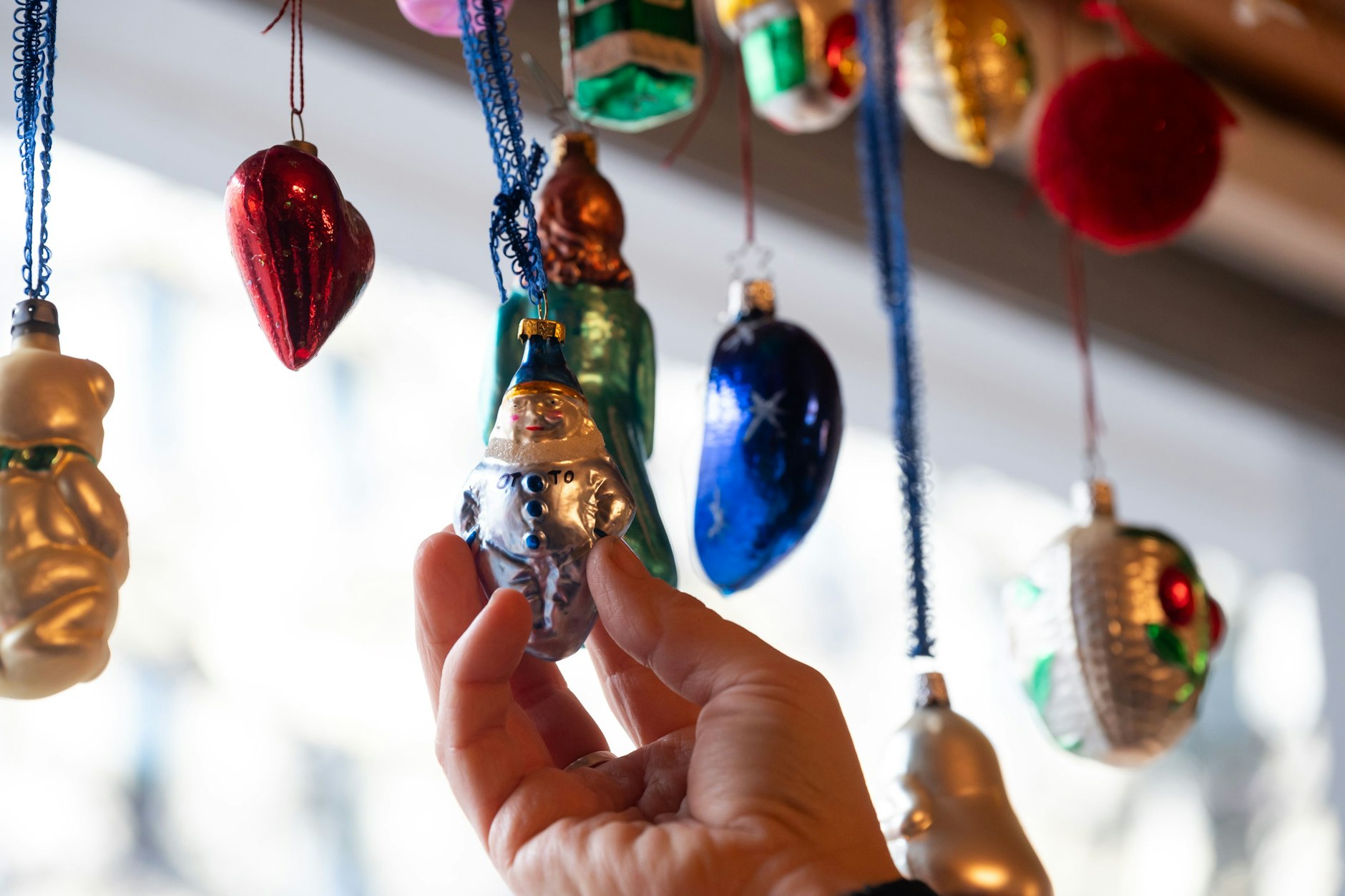 Weihnachtsschmuck aus dem Hause Sander. Darauf haben Otto Sander, Monika Hansen sowie Meret und Ben Becker unterschrieben.