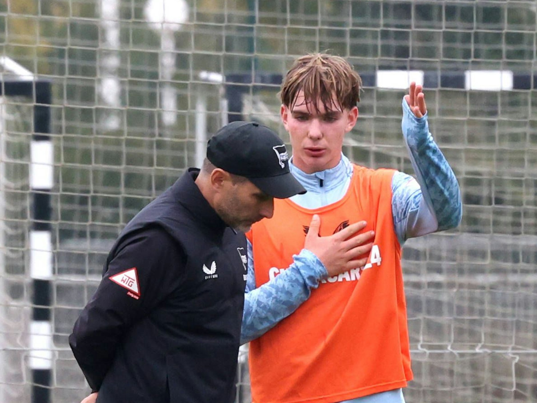 Kennet Eichhorn beim Taktikgespräch mit Trainer Stefan Leitl.