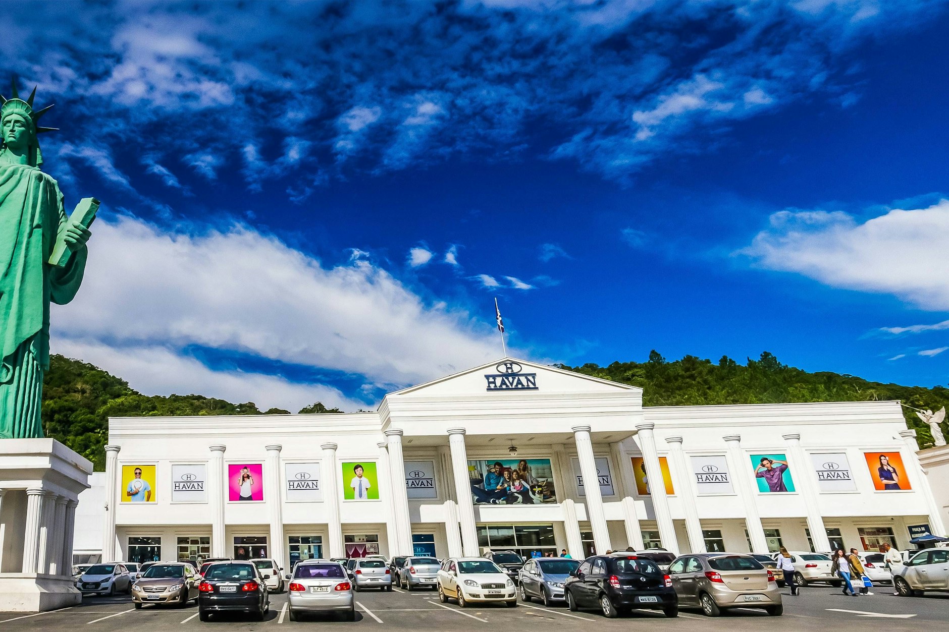 Eine der vielen Havan-Filialen in Brasilien: Vor den Kaufhäusern stehen riesige Freiheitsstatuen als Markenzeichen der Kette.