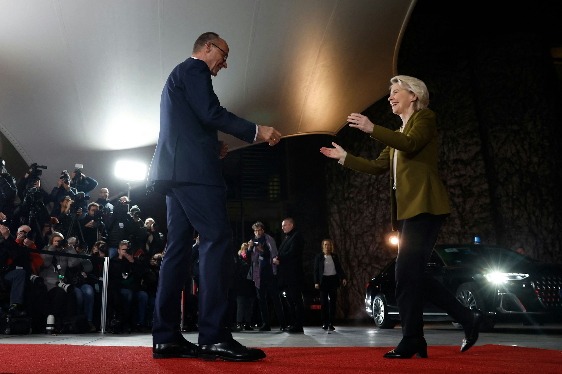 Ursula von der Leyen eilt Friedrich Merz entgegen, am 15. Dezember vor dem Kanzleramt in Berlin.