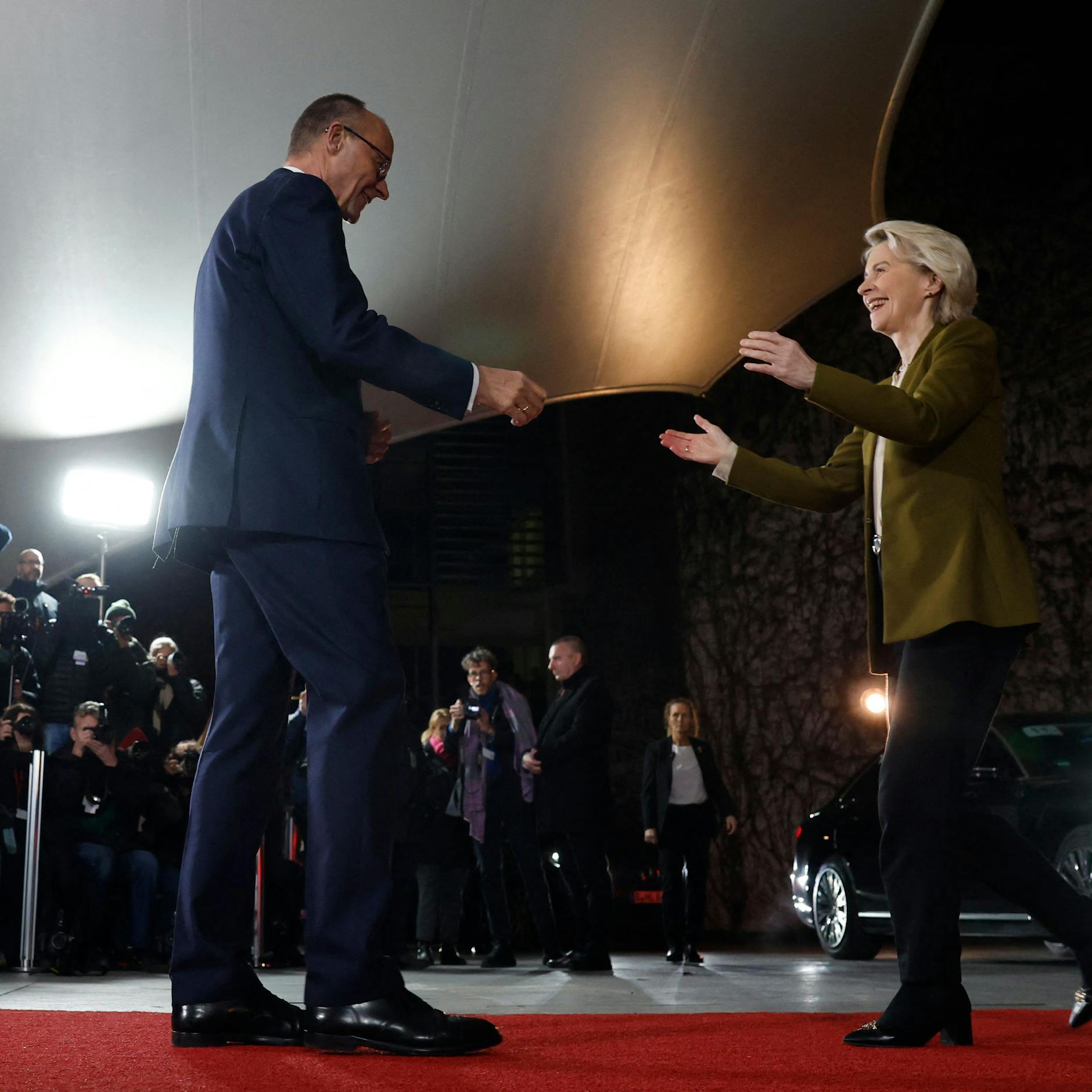 Image - Von der Leyen ohne Geld: Kommt Friedrich Merz als „Weißer Ritter“?