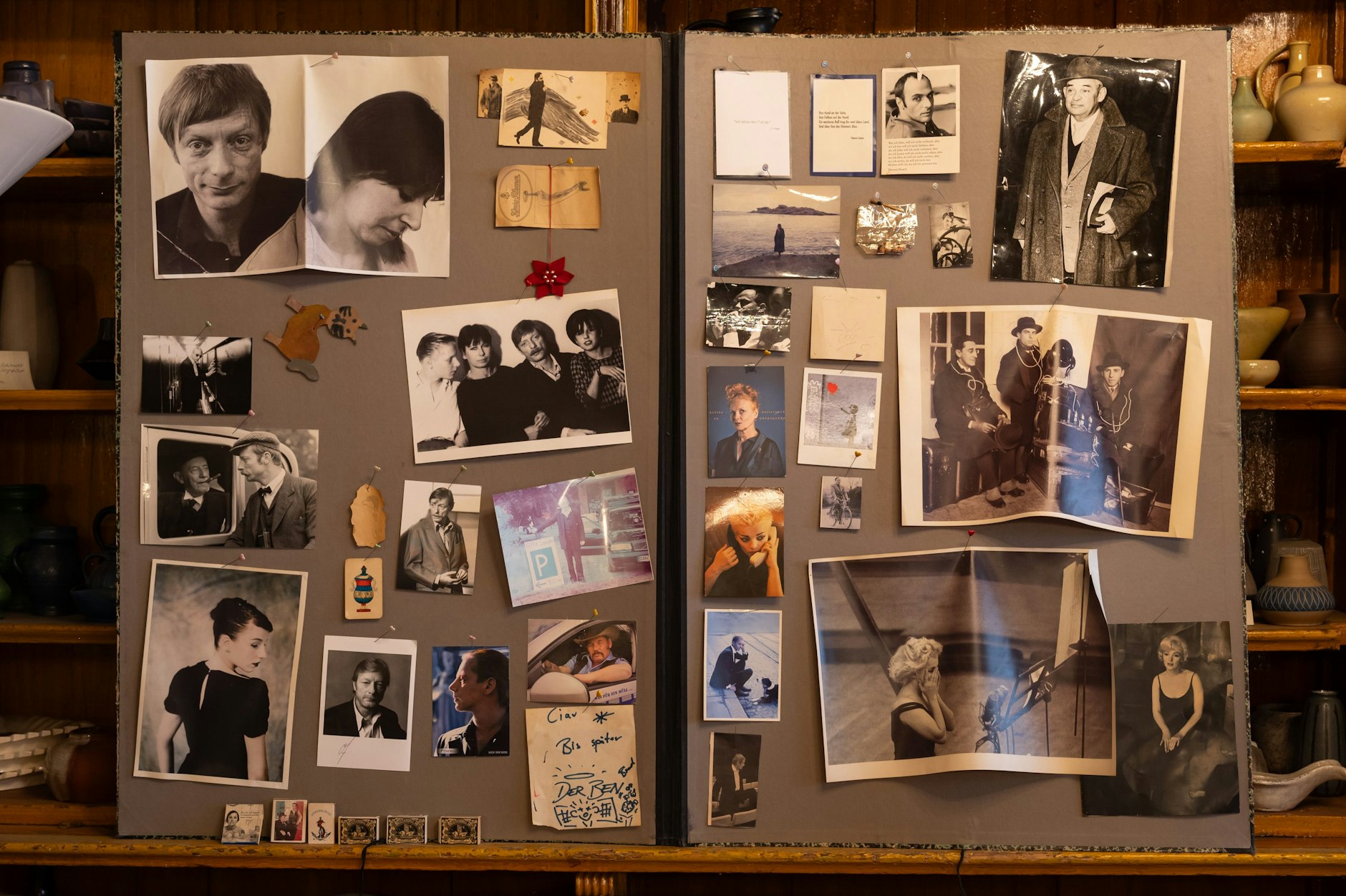 An einer Wand hängen ganz viele Fotos von der Familie. Für Lilli Nielsen sind das ganz private Einblicke in das Leben des berühmten Schauspielers.