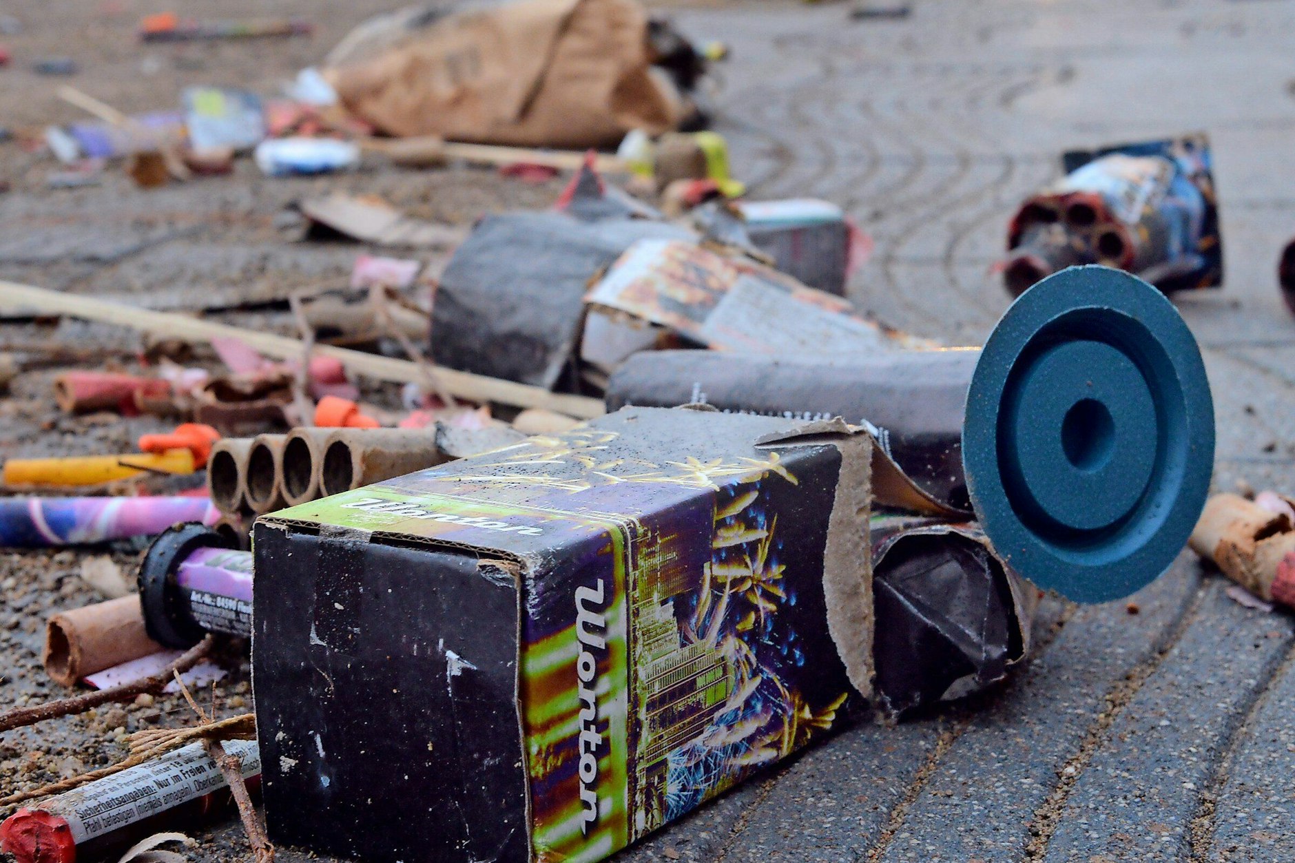 Böller-Müll nach der großen Silvester-Schießerei. Braucht kein Mensch.