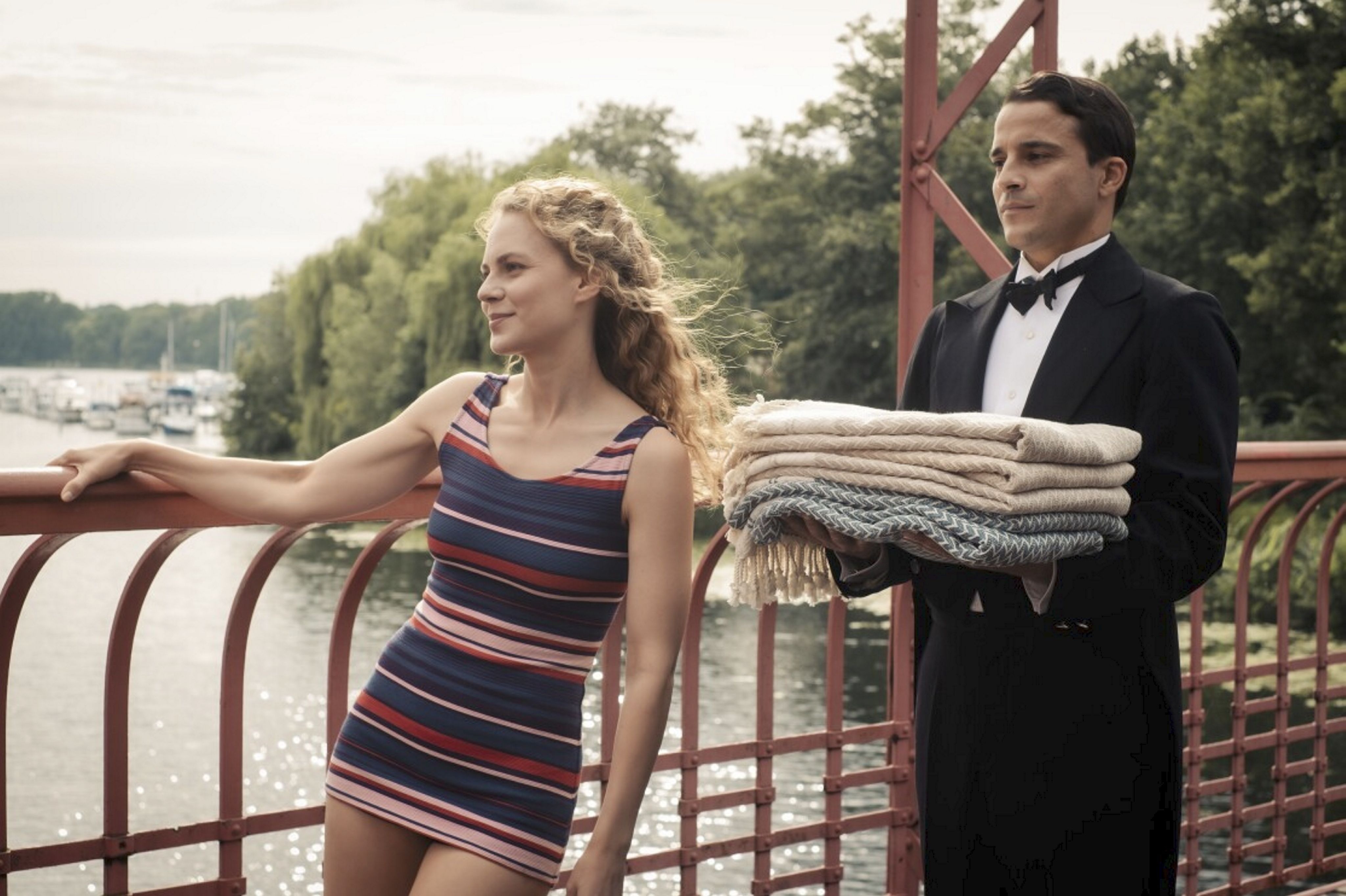 Was geschah wirklich vor „Dinner for One“? „Miss Sophie“ auf Amazon Prime liefert irritierende Antworten