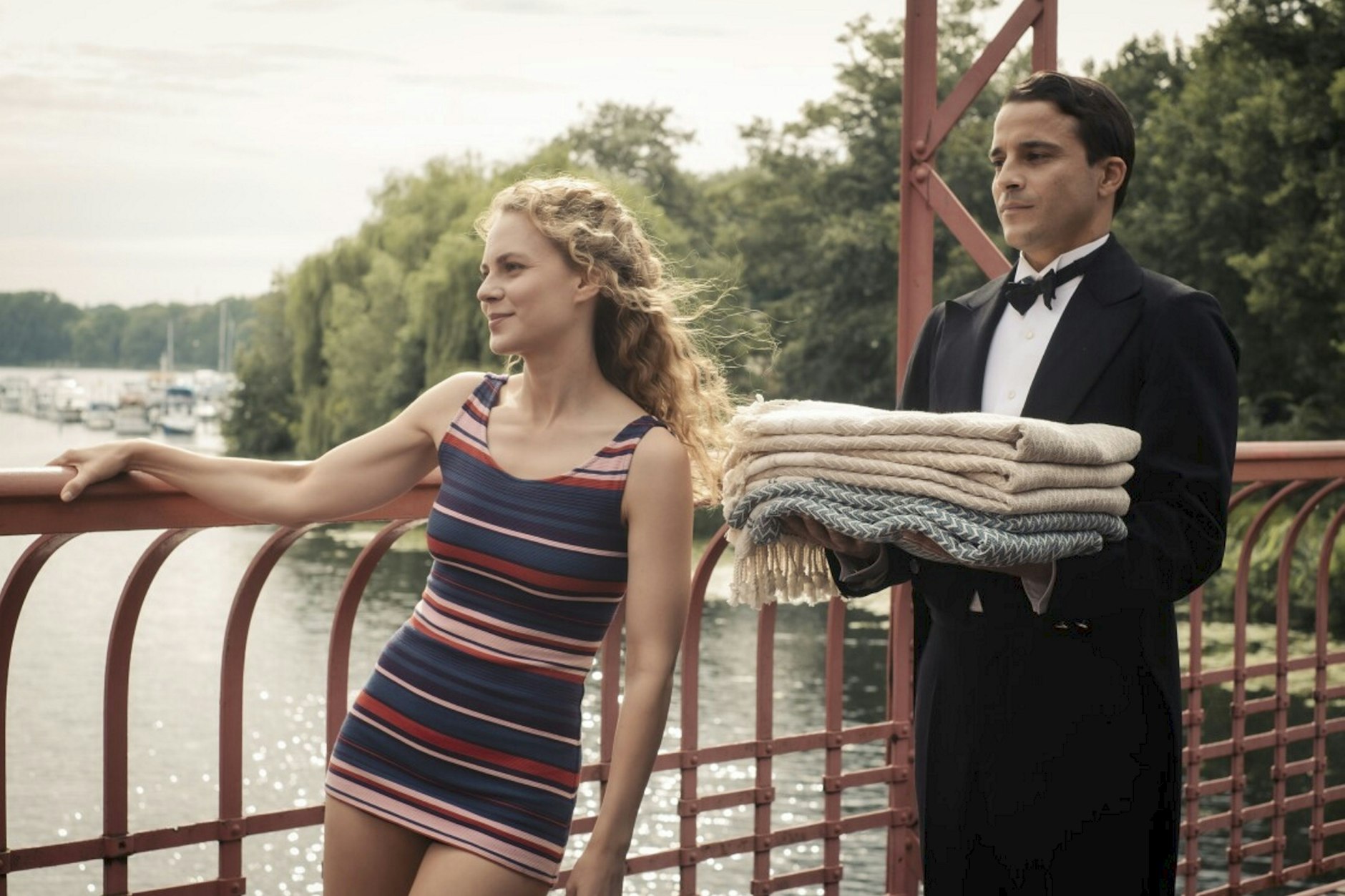 Miss Sophie (Alicia von Rittberg) liebt heimlich Butler James (Kostja Ullmann).