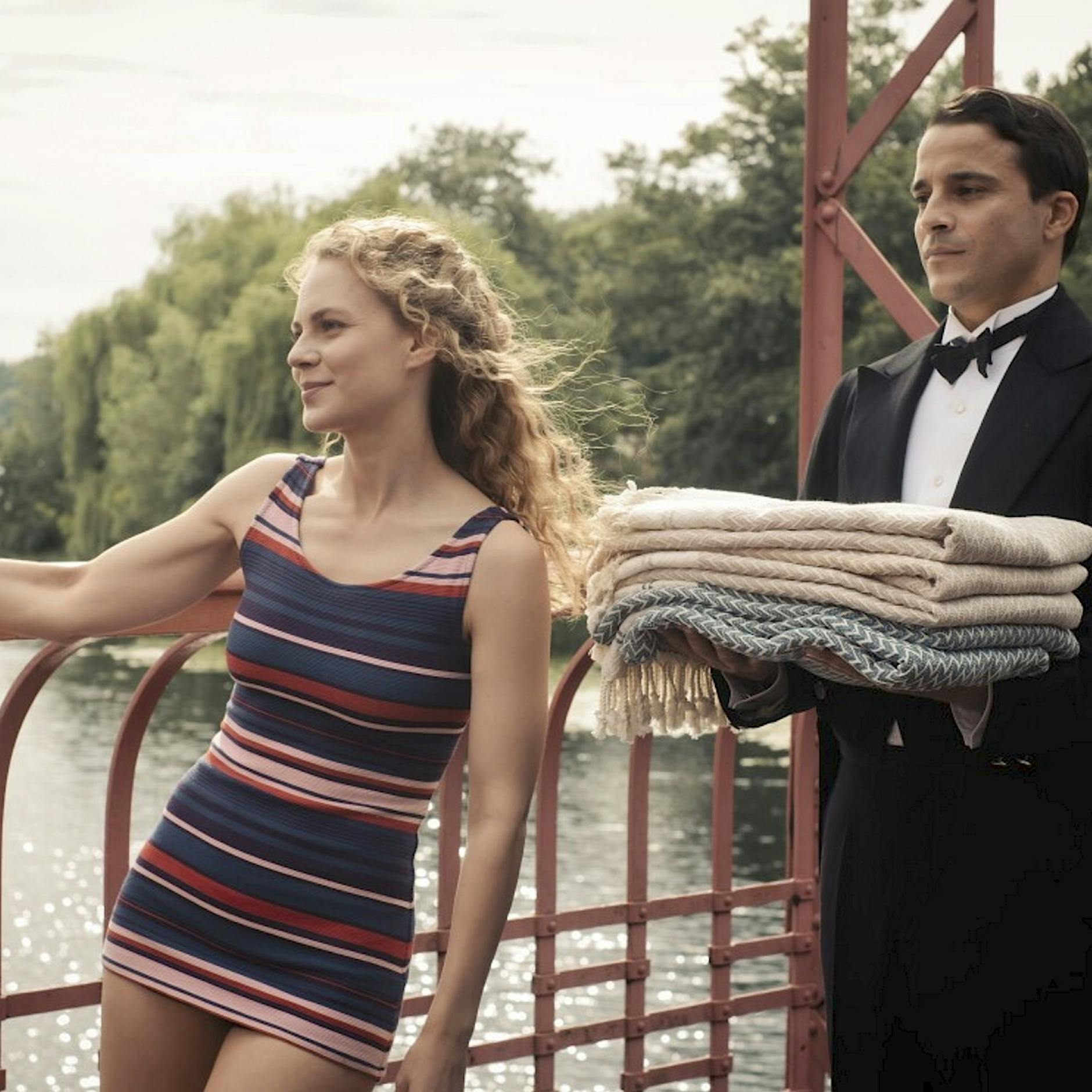 Was geschah wirklich vor „Dinner for One“? „Miss Sophie“ auf Amazon Prime liefert irritierende Antworten