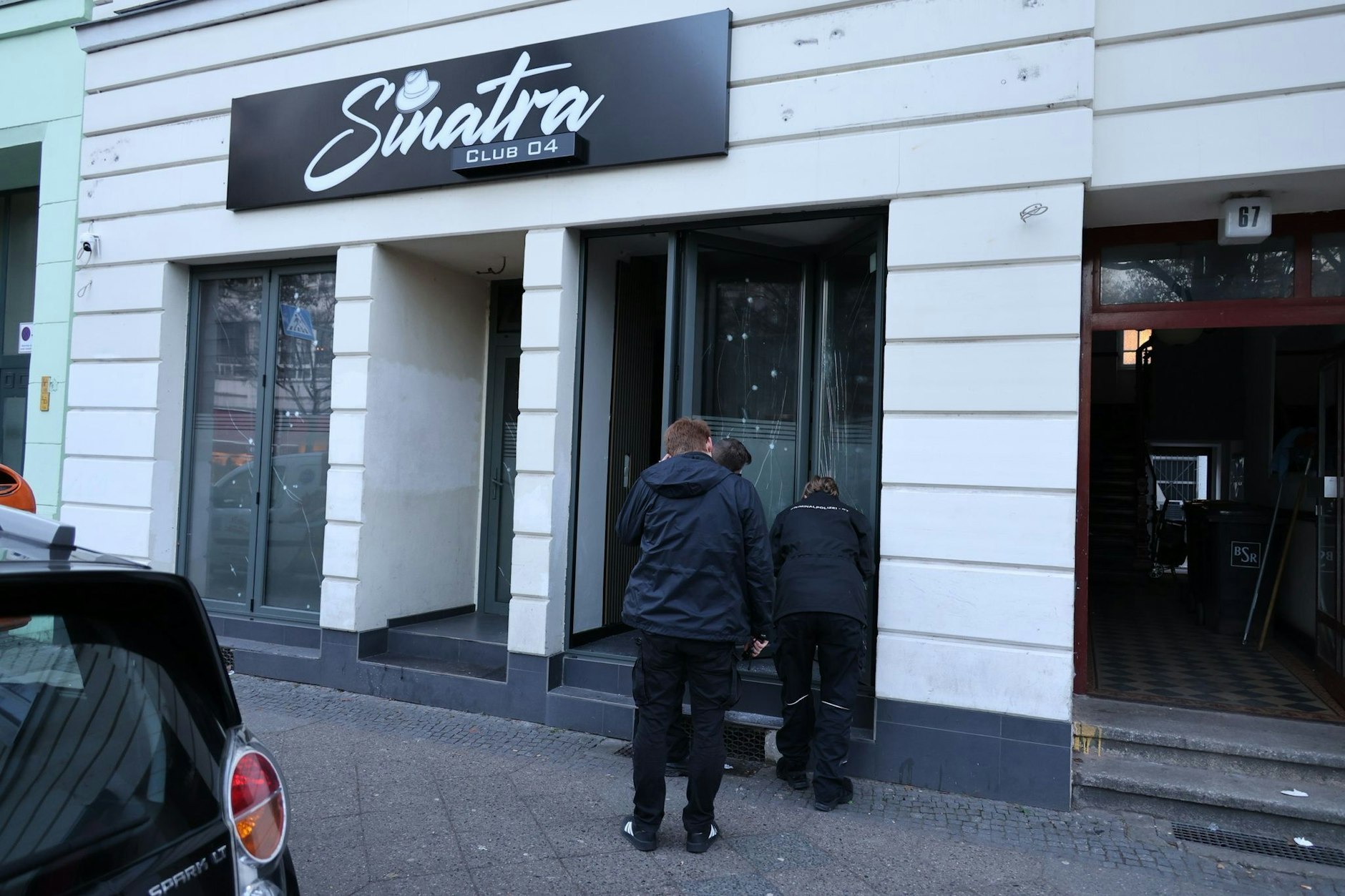 Anschlag auf einen Nachtclub in Berlin Kreuzberg. Ermittler des LKA am Tatort in der Audre-Lorde-Straße.