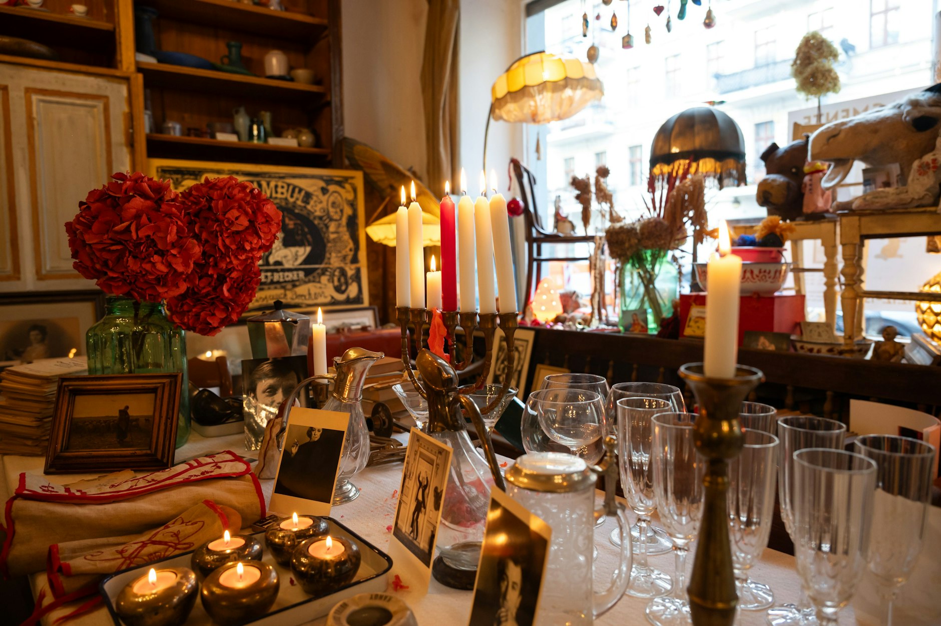 Auf einem Tisch stehen viele Gläser und Tassen, die die Familie von Otto Sander benutzt hat.