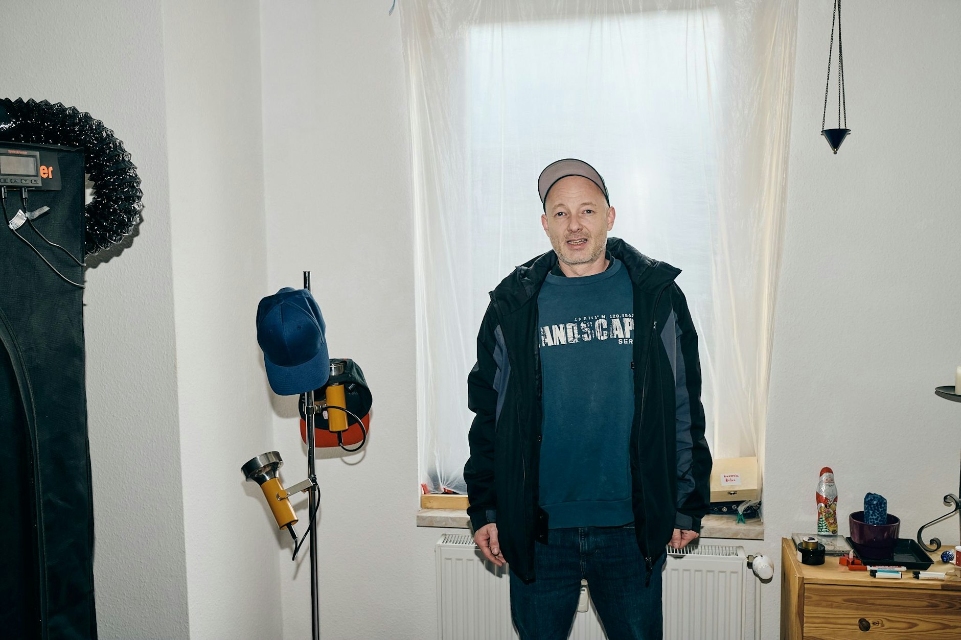 Die Heizungen sind im gesamten Wohnhaus ausgefallen. Der Mieter Hendrik Goyer steht vor seinem selbst isolierten Fenster.