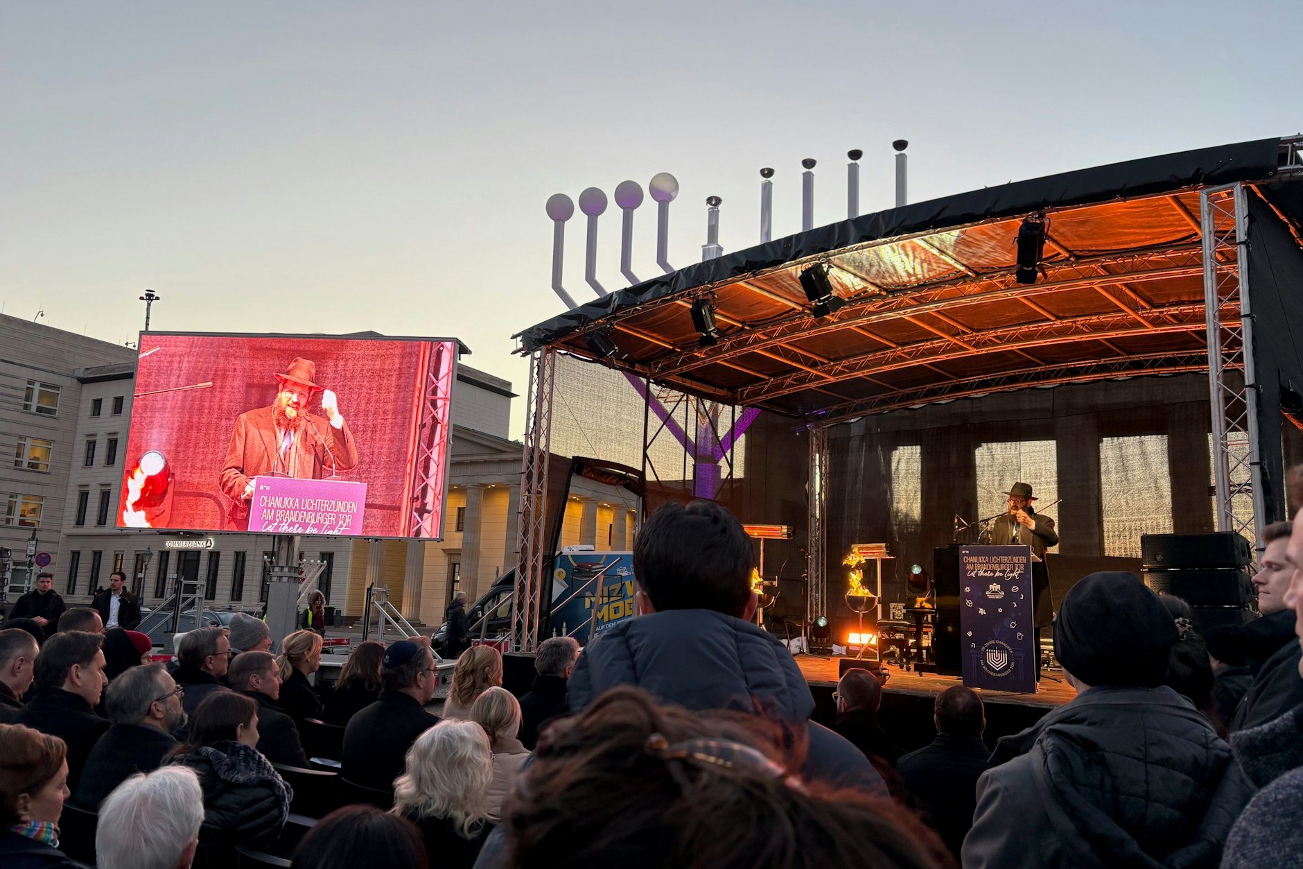 Rabbiner Yehuda Teichtal spricht bei der Chanukka-Feier am Brandenburger Tor.