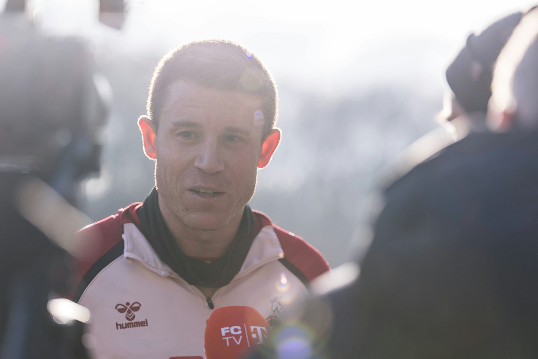 Gesprächsrunde nach dem Training am Mittwoch: Kölns Dominique Heintz kennt noch viele Spieler des 1. FC Union Berlin aus seiner Zeit in Köpenick.