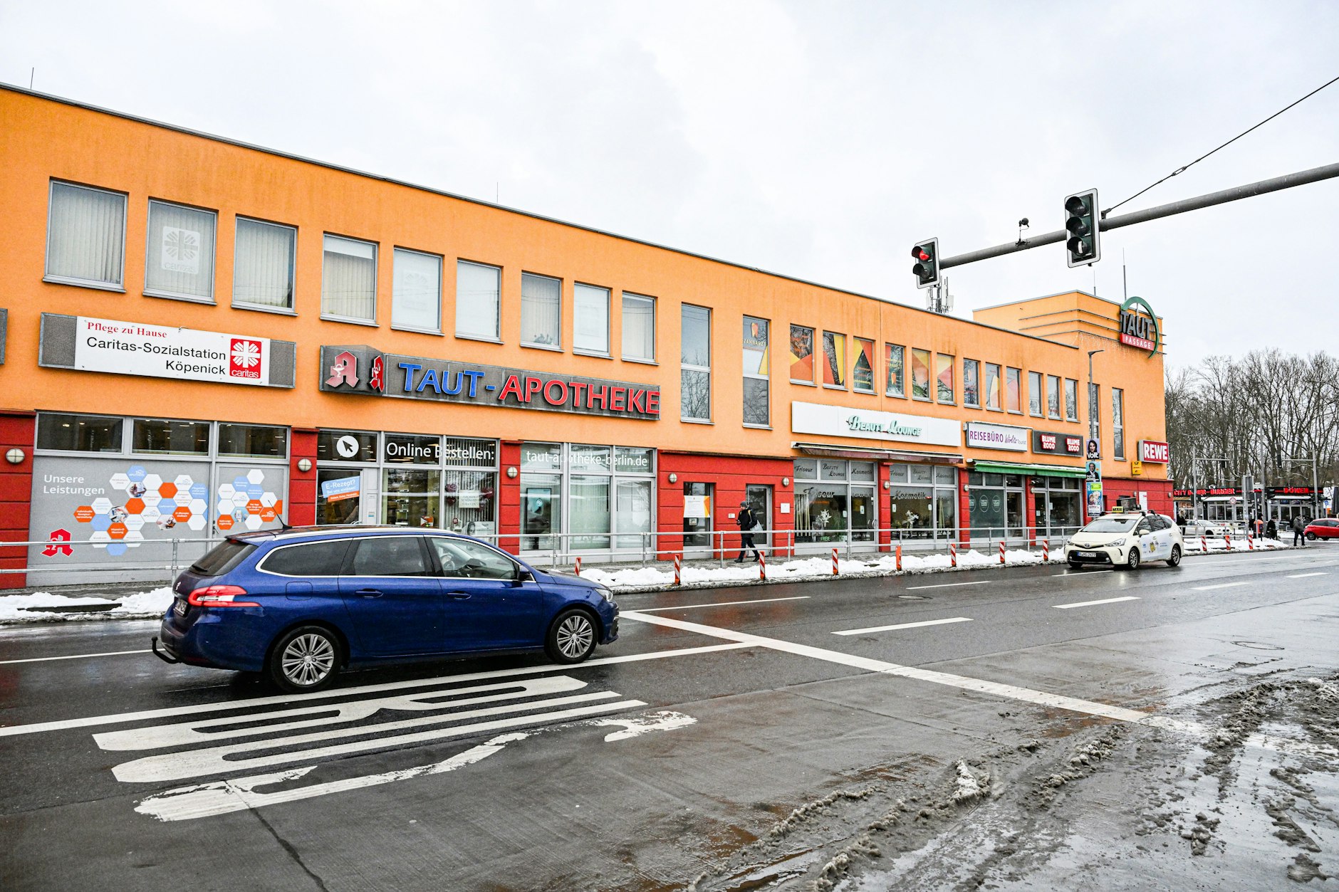 Die Taut-Passage in Berlin-Grünau. Hier sorgt ein Schild in einer Fleischerei für hitzige Debatten und Tausende Reaktionen im Netz.