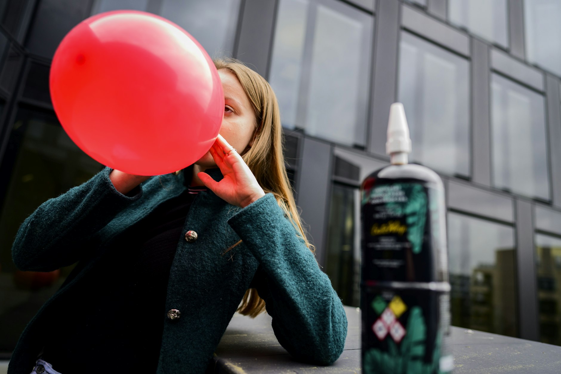 Was Lachgas mit Jugendlichen macht: „Ballon in der einen, Kartusche in der anderen Hand. Er zieht tief ein, dann noch einmal und kippt plötzlich um.“