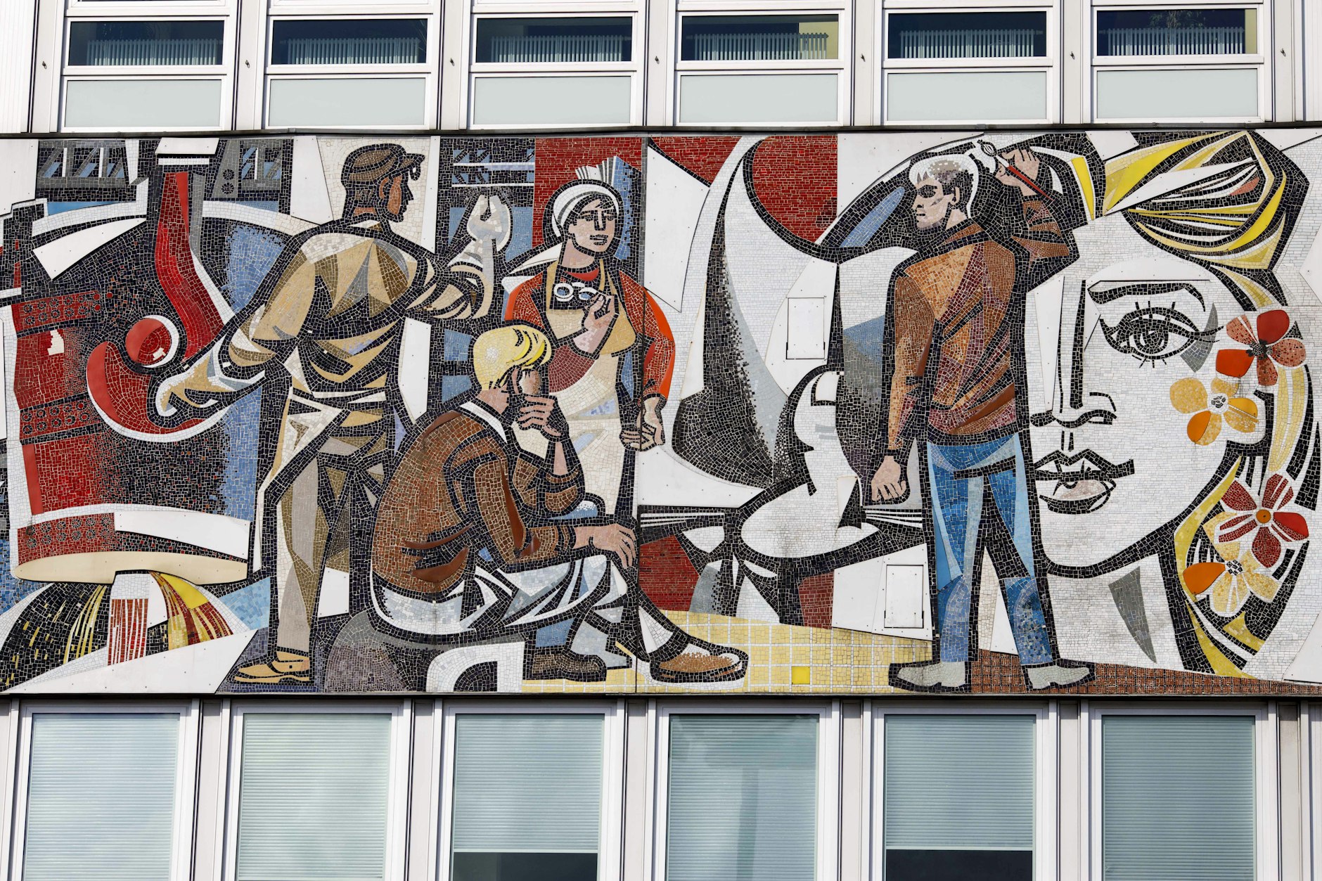 Detail aus dem sieben Meter hohen und 25 Meter langen Mosaikfries von Walter Womacka am Haus des Lehrers nahe dem Alexanderplatz