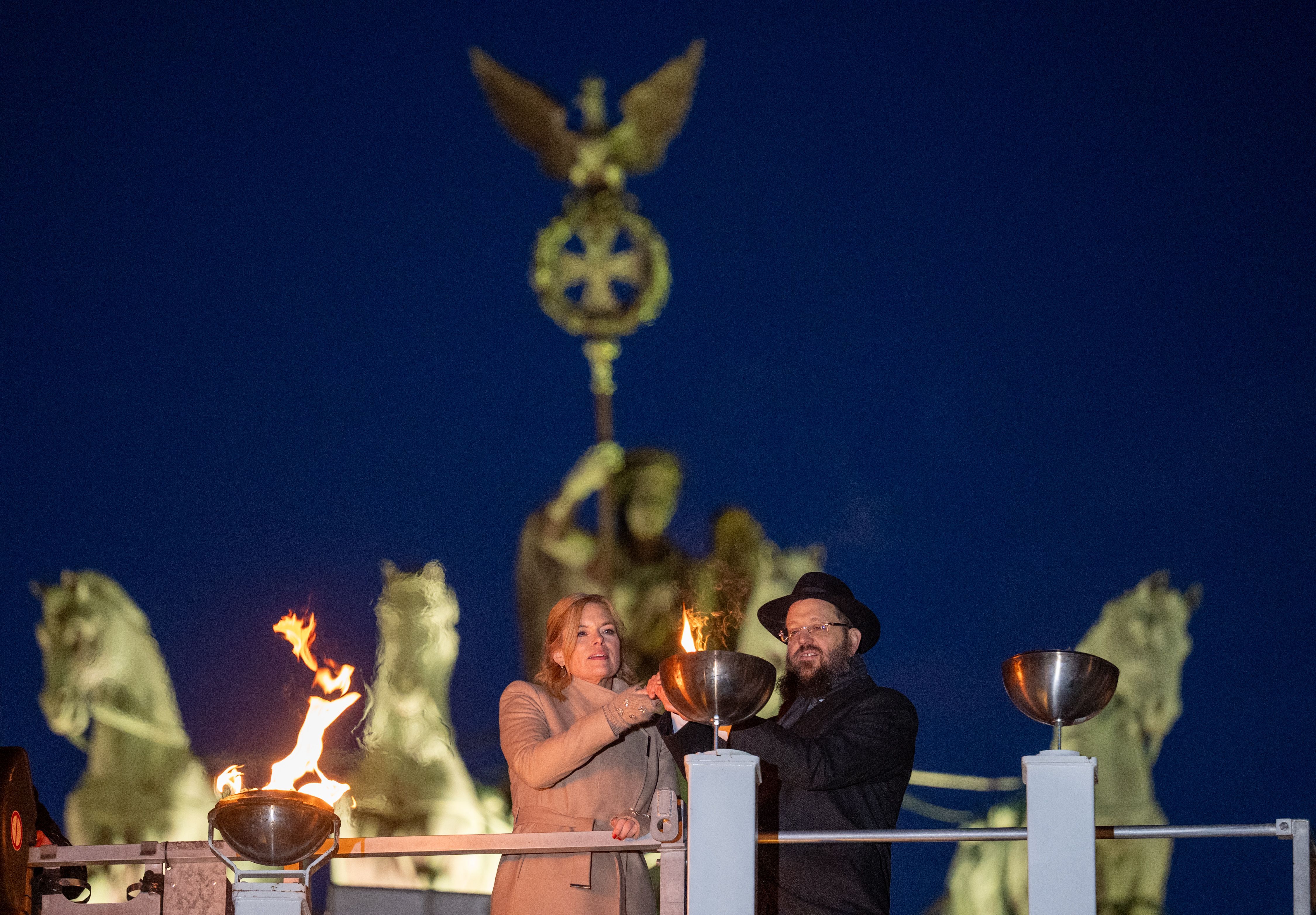 Chanukka: Viertes Licht am Brandenburger Tor unter strengen Sicherheitsvorkehrungen entzündet