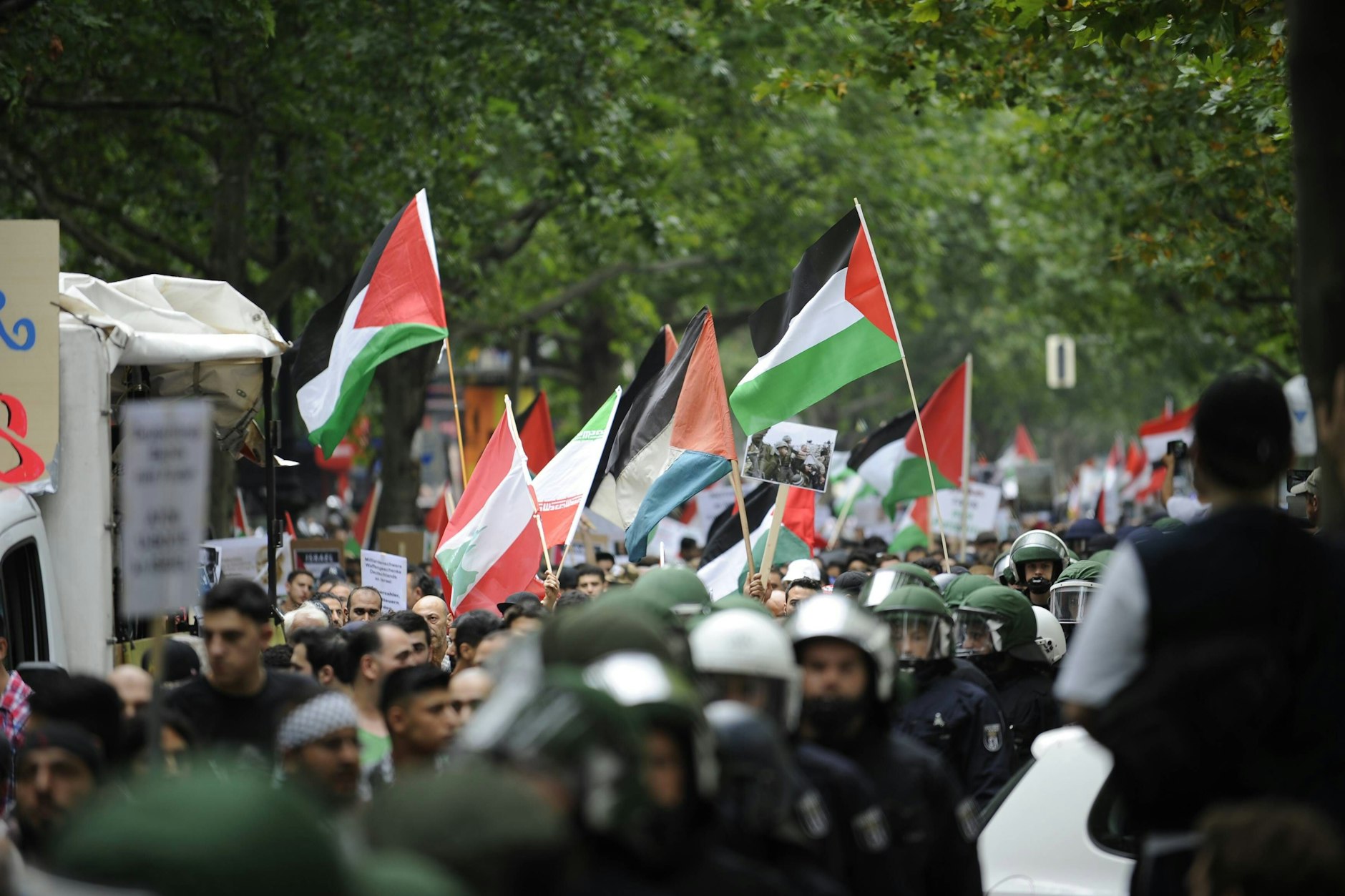 Circa 1200 Menschen demonstrieren während des al-Quds-Tages in Berlin. Der al-Quds-Tag wird alljährlich zu organisierten Massendemonstrationen gegen Israel genutzt, bei denen die Befreiung Jerusalems von den zionistischen Besatzern gefordert wird.