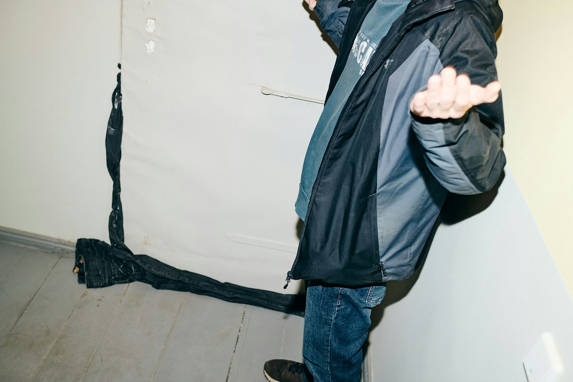 Damit keine kalte Luft vom Dachboden ins Treppenhaus gelangt, hat ein Mieter die Türen im obersten Geschoss mit seinen alten Jeans gedämmt. Im Treppenhaus herrscht eine Temperatur von 9 Grad.