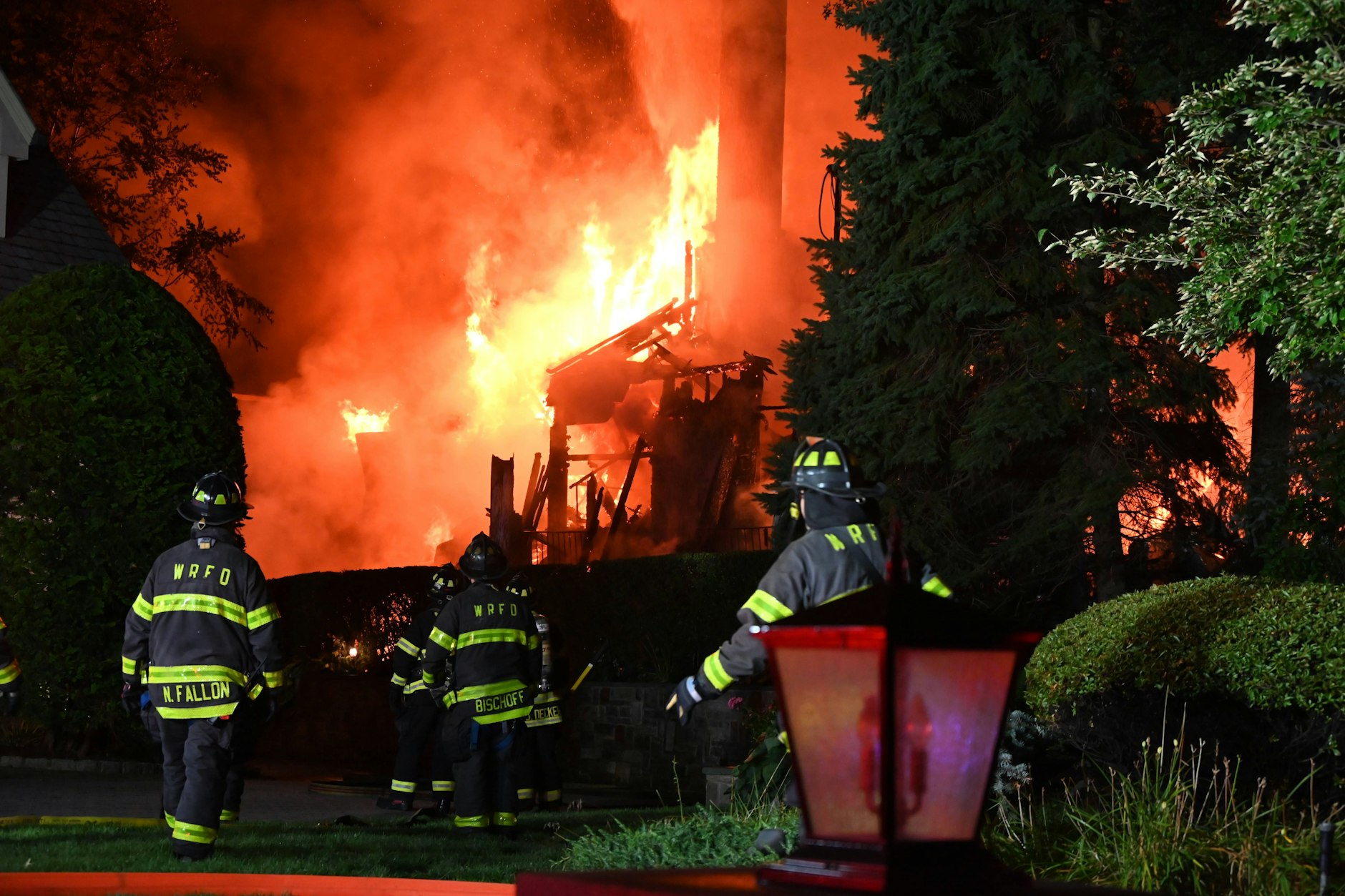Ein Brandanschlag im August zerstört die Beth-El-Synagoge in Rutherford, New Jersey. Die Ermittler gehen von Brandstiftung aus.