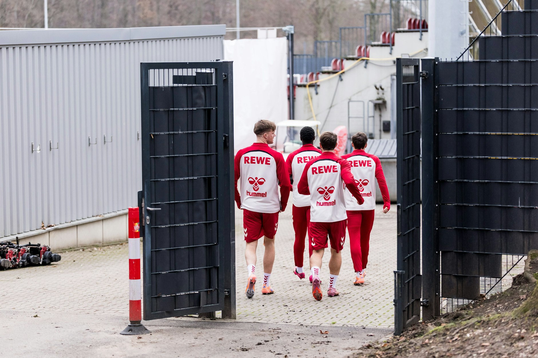 Vor dem Duell mit dem 1. FC Union Berlin: die Spieler des 1. FC Köln auf dem Weg zum Training hinter Sichtschutz.