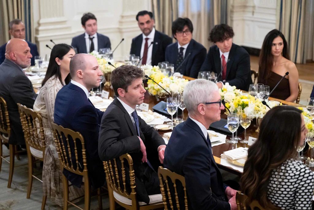 Sam Altman (M.) und Tim Cook (2.v.r.) nehmen am 4. September 2025 an einem Abendessen teil, das US-Präsident Donald Trump mit Technologie-Führungskräften im Weißen Haus veranstaltet.