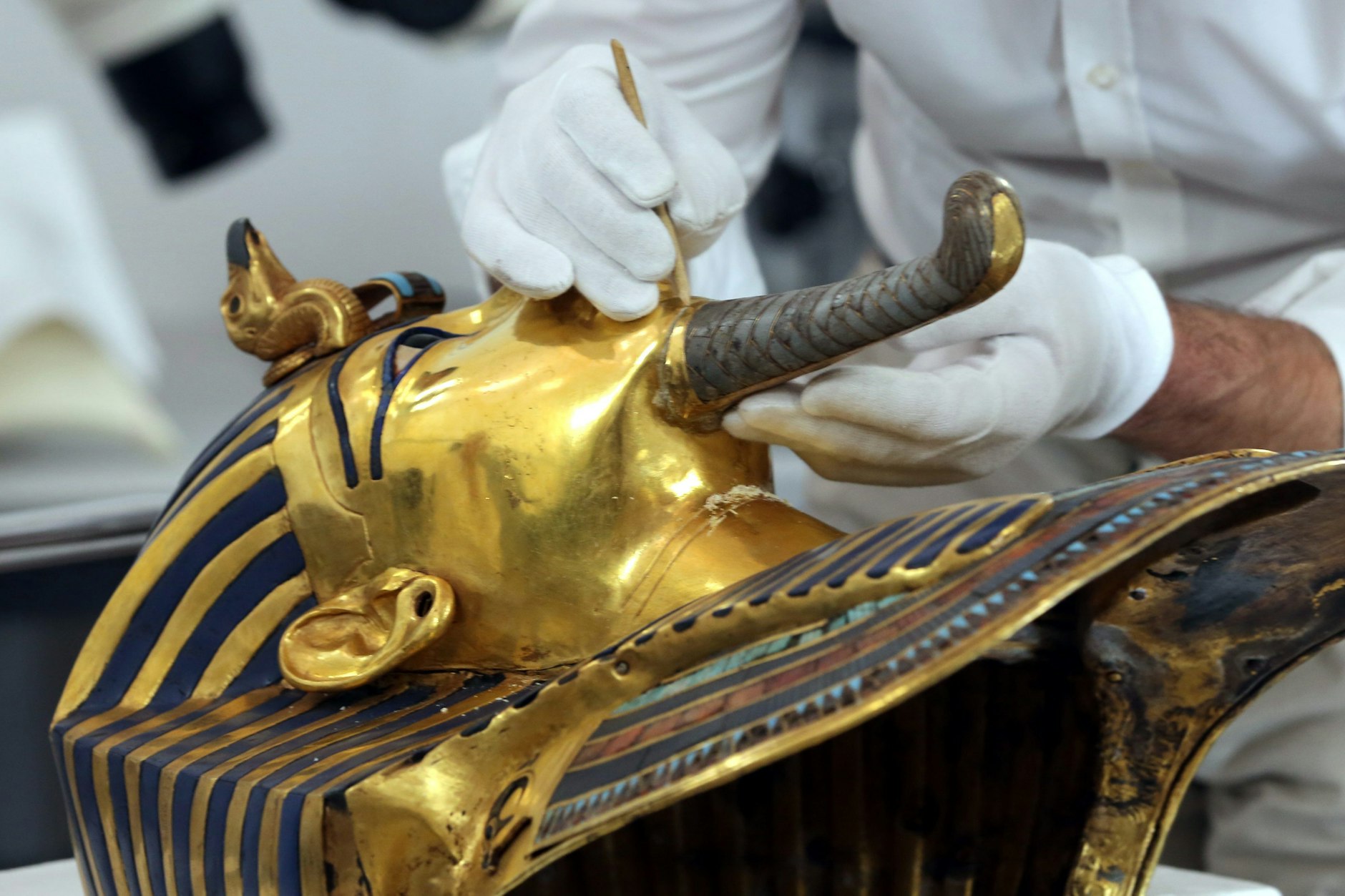 Auch sie hat schon einiges mitgemacht: die goldene Totenmaske von Pharao Tutanchamun, hier während einer professionellen Restauration.
