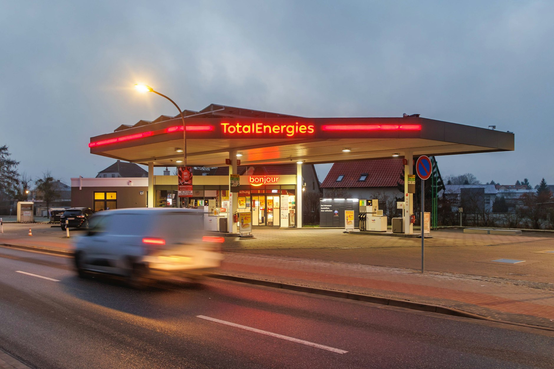 Unbekannte haben am Dienstagabend eine Tankstelle in Torgelow Vorpommern-Greifswald überfallen und die Kasse geraubt. 