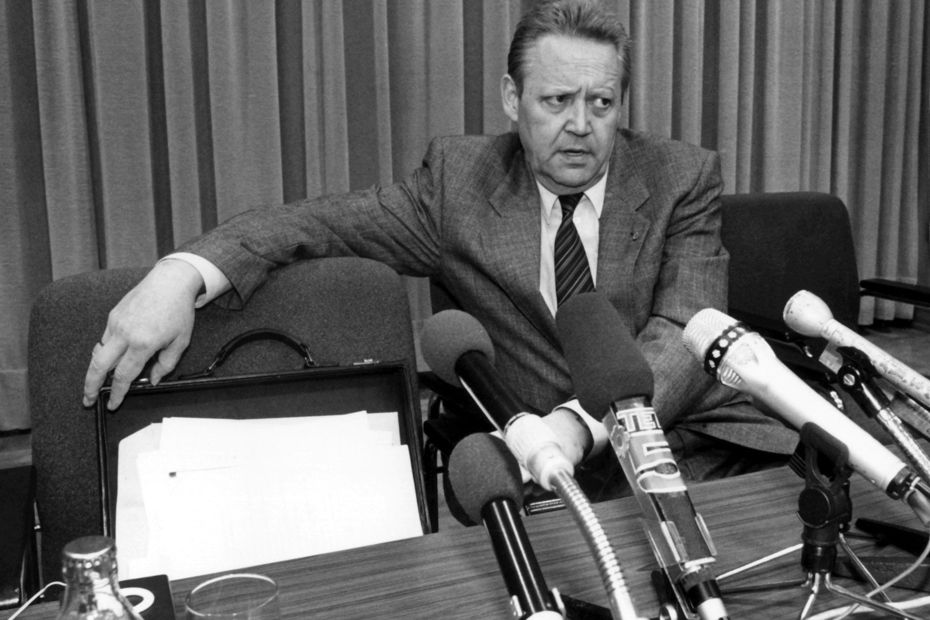 Günter Schabowski, Mitglied des damaligen Politbüros des ZK der SED und 1. Sekretär der SED-Bezirksleitung Berlin, auf der Pressekonferenz am 09.11.1989.