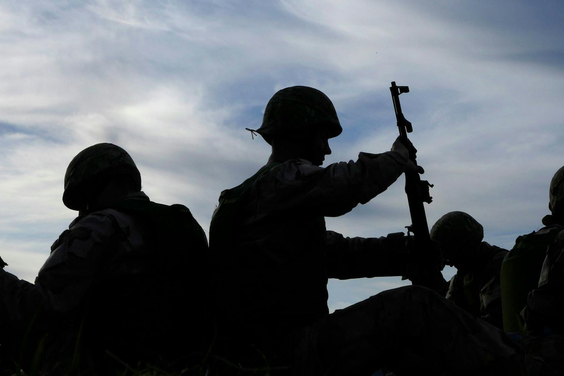 Ukrainische Rekruten säubern Waffen während der Ausbildung auf einer Militärbasis der britischen Streitkräfte in Südengland.